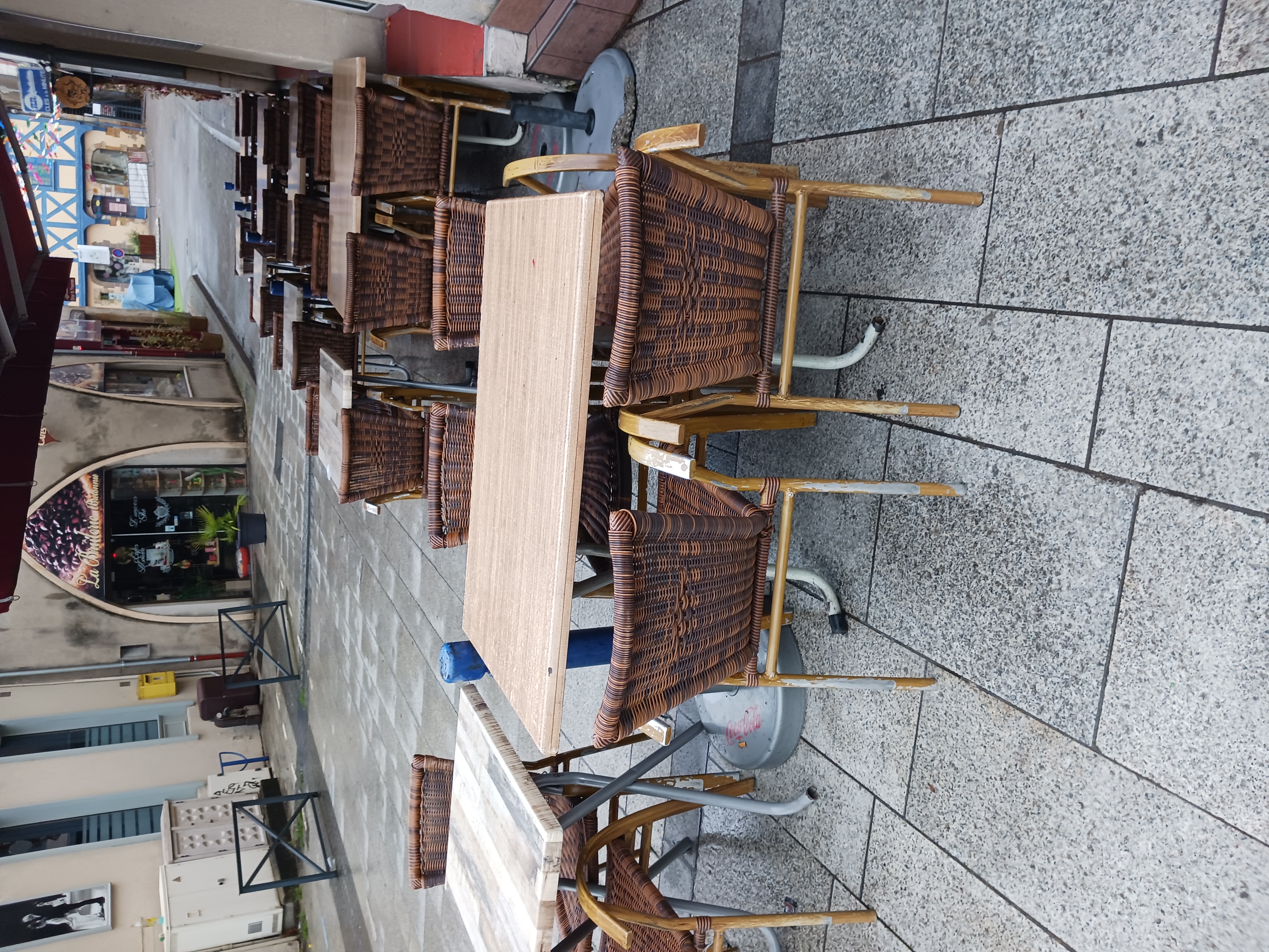 Fond de commerce situé en plein centre de Montluçon au pied de la vielle ville, deux grandes terrasses ensoleillées, une sur l'avenue principale et une sur la voie piétonne. cuisine toute équipée, une salle rdc avec le bar et tables, une salle à l'étage pour déjeuner ou diner avec plus d'intimité et à l'étage supérieur la réserve, le bureau et les vestiaires.
Chiffre d'affaire en constante hausse, moyenne de 100 à 120 couverts/jour
Possibilité de vendre le fond ou par cession de part... à étudier selon offre, disponible de suite.