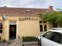 Au calme dans un petit village au centre de la Saône et Loire et à proximité immédiate des principaux axes, gare TGV à 20 min, venez découvrir ce Bar Restaurant d'une surface totale de 210 m2 Etablissement de charme,bien équipé, cuisines en parfait état, 3 salles, terrasse, Emplacement idéal, fort potentiel, bonne rentabilité, établissement exploitable immédiatement en l'état. Fermé le lundi et le mardi, 5 semaines de congés annuels. Possibilité de céder les murs.