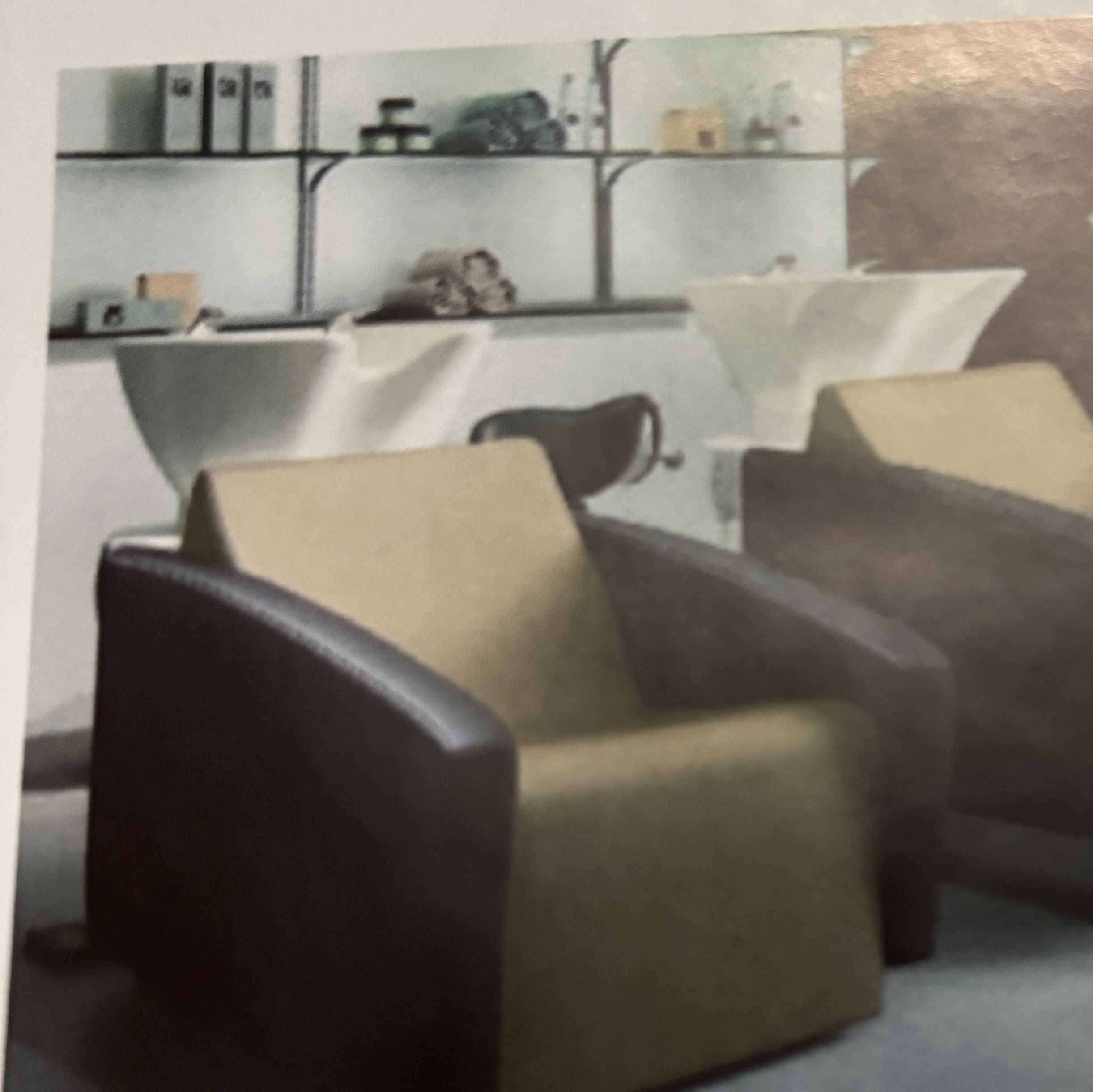 ⸻

À VENDRE – Salon de coiffure – Belle opportunité sud cantal.
Prix : 60 000 €

À vendre, salon de coiffure idéalement situé dans un village à côté d’Aurillac,dynamique et attractif.

Le local de 55 m², dont 35 m² dédiés à l’activité, comprend :

* 3 postes de coiffage,
* 2 bacs à shampooing,
* une réserve avec bureau,
* un espace technique,
* un WC.

Le salon bénéficie d’une clientèle très fidèle, construite au fil de plus de 50 ans. Installée depuis 18 ans, je souhaite aujourd’hui transmettre cette belle affaire afin de me consacrer à un nouveau projet professionnel.

L’activité est saine, avec un chiffre d’affaires régulier et conséquent, offrant une reprise immédiate dans d’excellentes conditions. Salon reconnu localement, avec une clientèle fidèle et un fort potentiel de développement.

Prix de vente : 60 000 €.

Pour tout renseignement ou organiser une visite, n’hésitez pas à me contacter. Photo non contractuelle. Photo et adresse seront données en message privé.