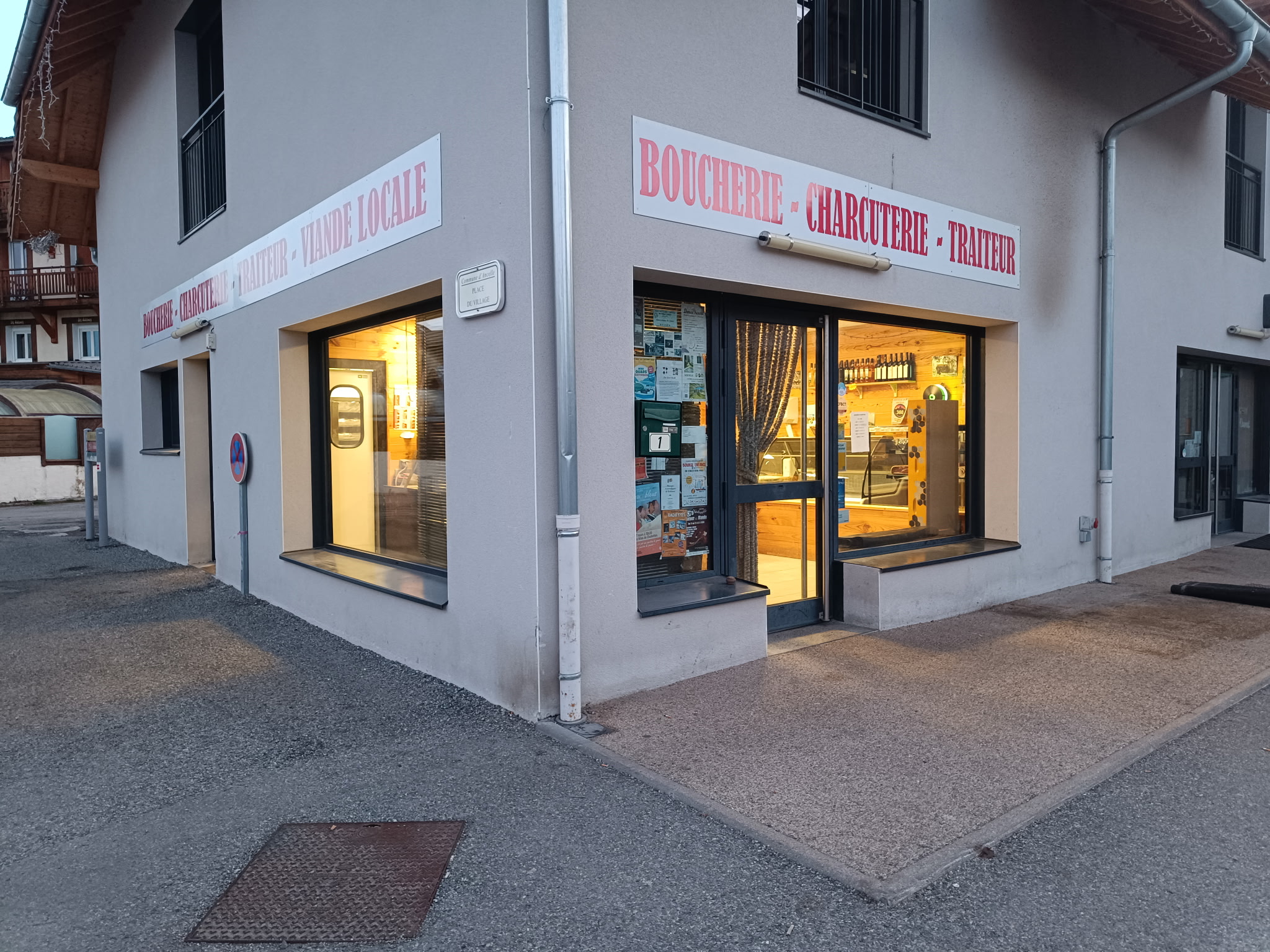 A vendre- Boucherie- Charcuterie- Traiteur- Ancelle(05260)
Cause Retraite.
Belle opportunité de reprise d'une boucherie Charcuterie traiteur en activité , située à Ancelle (Hautes -Alpes) dans un environnement apprécié pour son cadre de vie et son activité touristique.
Après  7 années d'exploitation ,je propose la cession de mon fond de commerce, pour cause de départ en retraite.
Sans concurrence et en évolution.
CA: 518000€      EBER : 100000€

Clientèle fidèle et active régulière.
Commerce ouvert 5 jours et demi par semaine.

Commerce prêt à travailler , laboratoire et magasin fonctionnels ( 83 m2)
avec matériel récent inclus (3 vitrines ,machine à jambon, Hachoir, poussoir, scie, 2 balances, machine sous vide ,caisse enregistreuse, meubles inox , plots, rôtissoire, chambre froide)
Bail commercial à la mairie  713€HT/ mois ( échéance 2029)

Equipe en place : un boucher à 30h/semaine et une vendeuse 20h/semaine.

Possibilité d'accompagnement du repreneur pour faciliter la transmission et la prise en main de l'activité.

Cette affaire conviendra à un professionnel souhaitant s'installer dans une entreprise rentable avec une clientèle existante et un outil  de travail immédiatement opérationnel.