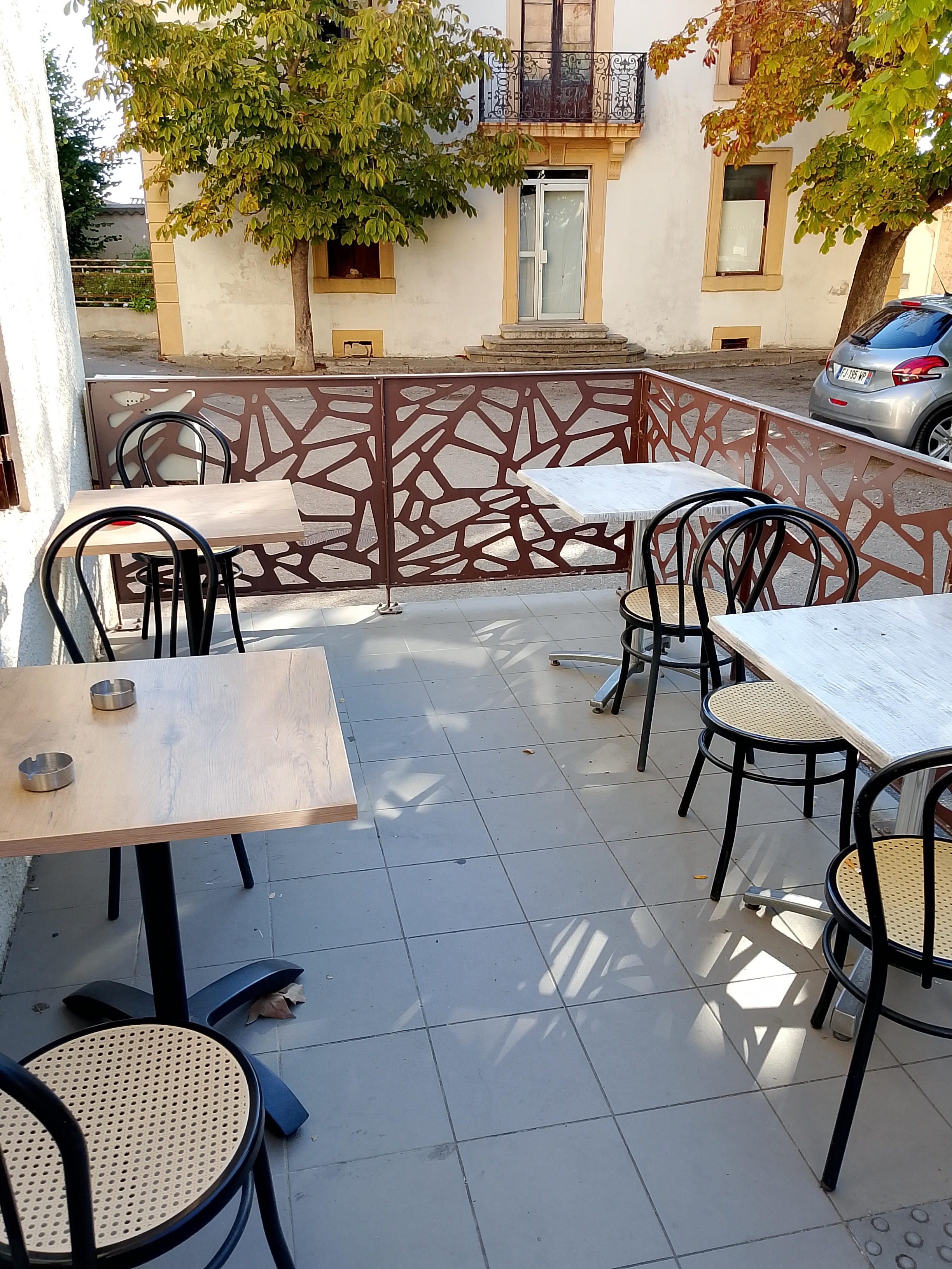 À saisir, tres Urgent, suite à des motifs personnels vente du fond de commerce d'un cafe multiservices dans un petit village des corbières.
Idéalement situe dans un endroit tranquille au centre du village avec sa terrasse, le café avec licence iv est composé d'une salle principale d'environ 20/25 places (suivant configuration) et d'environ 30 place en terrasse voir plus lors de manifestations.
Non utilisés pour la restauration actuellement, 1 salle plonge et une cuisine sont présentes , idéal pour faire une petite restauration a l'annee .Logement sur place indissociable du fonds, loyer 3/6/9 (860 € le total). Logement de 122 M2 composé d.un salon/ cuisine , 2sdb, 3 chambres. Idéal pour aventure familiale. Prix du fond négociable dans la limite du raisonnable. Bailleur et licence iv municipale.