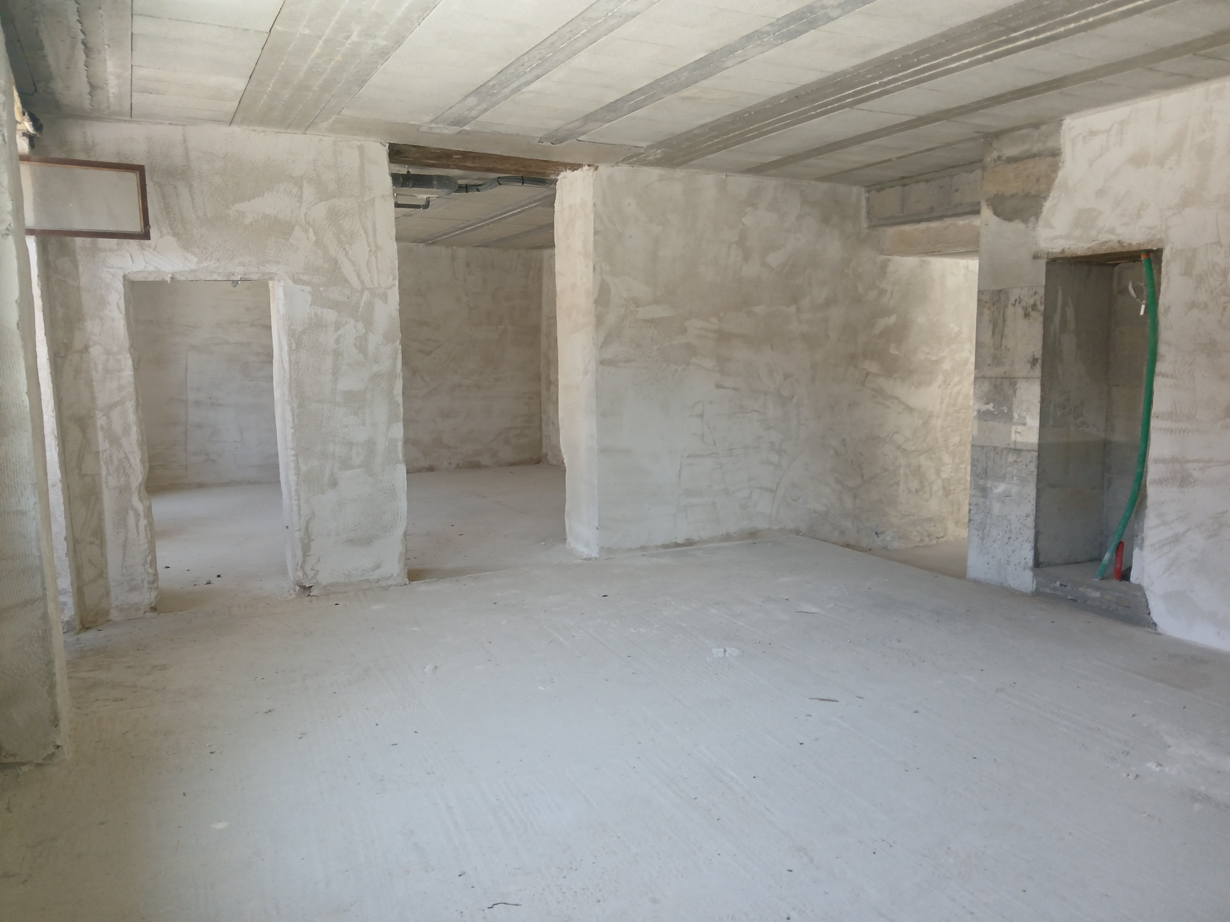 Au cœur d'un Ilot nouvellement réhabilité, à louer une grande cellule commerciale à aménager de 126.45 m2 (avec 1 cave) de plein pied, avec une belle devanture bleue. Située en centre ville, cette location comprend :
* 1 pièce avec une vitrine et un porte vitrée ouvrant sur un passage piéton 
* 1 pièce contigüe à la première, disposant de 2 fenêtres donnant sur le passage piéton
* 1 pièce contigüe à la première, disposant d'un accès à une cave ainsi qu'un accès à une cour intérieure (partagée avec la terrasse d'un restaurateur)
Cellule commerciale brut de béton mais aménagement de base négociable.
Mitoyenneté avec un autre commerce.
Loyer envisagé : 550€ pouvant être revu si une aménagement de base en demander à la collectivité.
Nature du Bail commercial : 9 ans