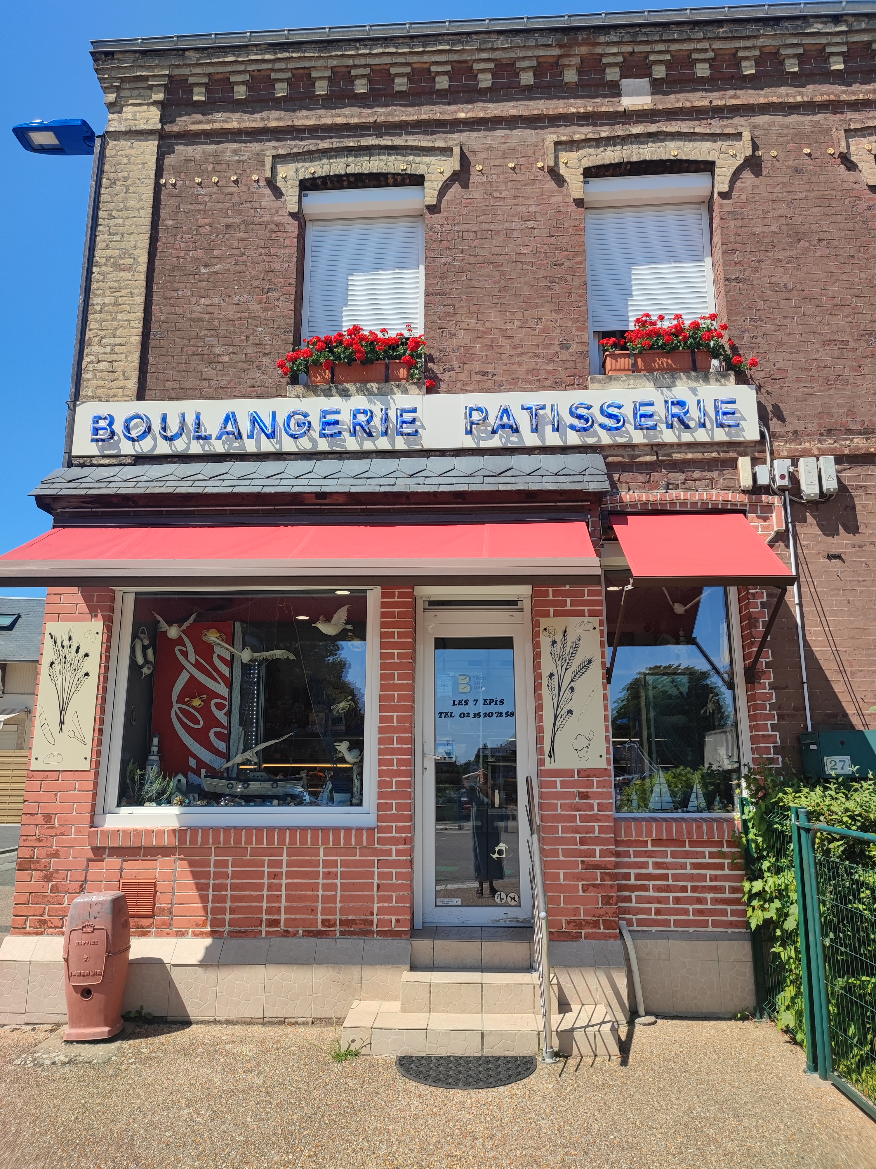 Fond de commerce boulangerie pâtisserie
Situé sur Saint Aubin Routot.
Matériels professionnels récent .

Cause de la vente : retraite 

Le fond possède un logement en location avec cuisine , salon , 2 WC , salle de bain , 4 chambres, 1 bureau , jardin d'environ 1300 m° , ce logement est disponible uniquement pour la personne qui achètera le fond de commerce.

Pour plus d'informations ou photos merci d'envoyer un mail .