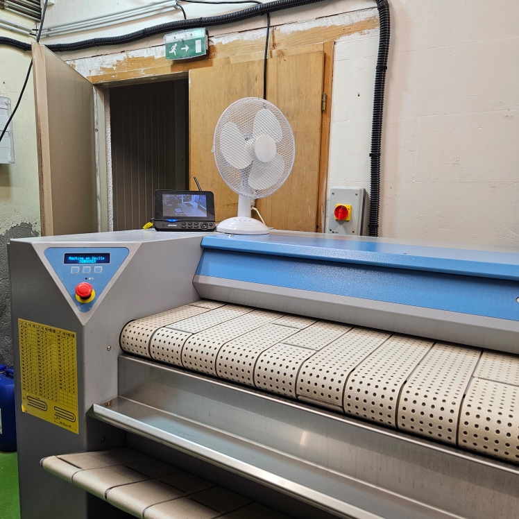 A vendre pressing blanchisserie de 100m2 idealement situé au centre du Thillot.
Commerce avec clientèle fidèle.
Local prêt à travailler immediatement.
Materiel professionel de qualité.
Idéale  pour une personne seule ou un couple souhaitant se lancer.
Pssiblité de former.
Bail en cours