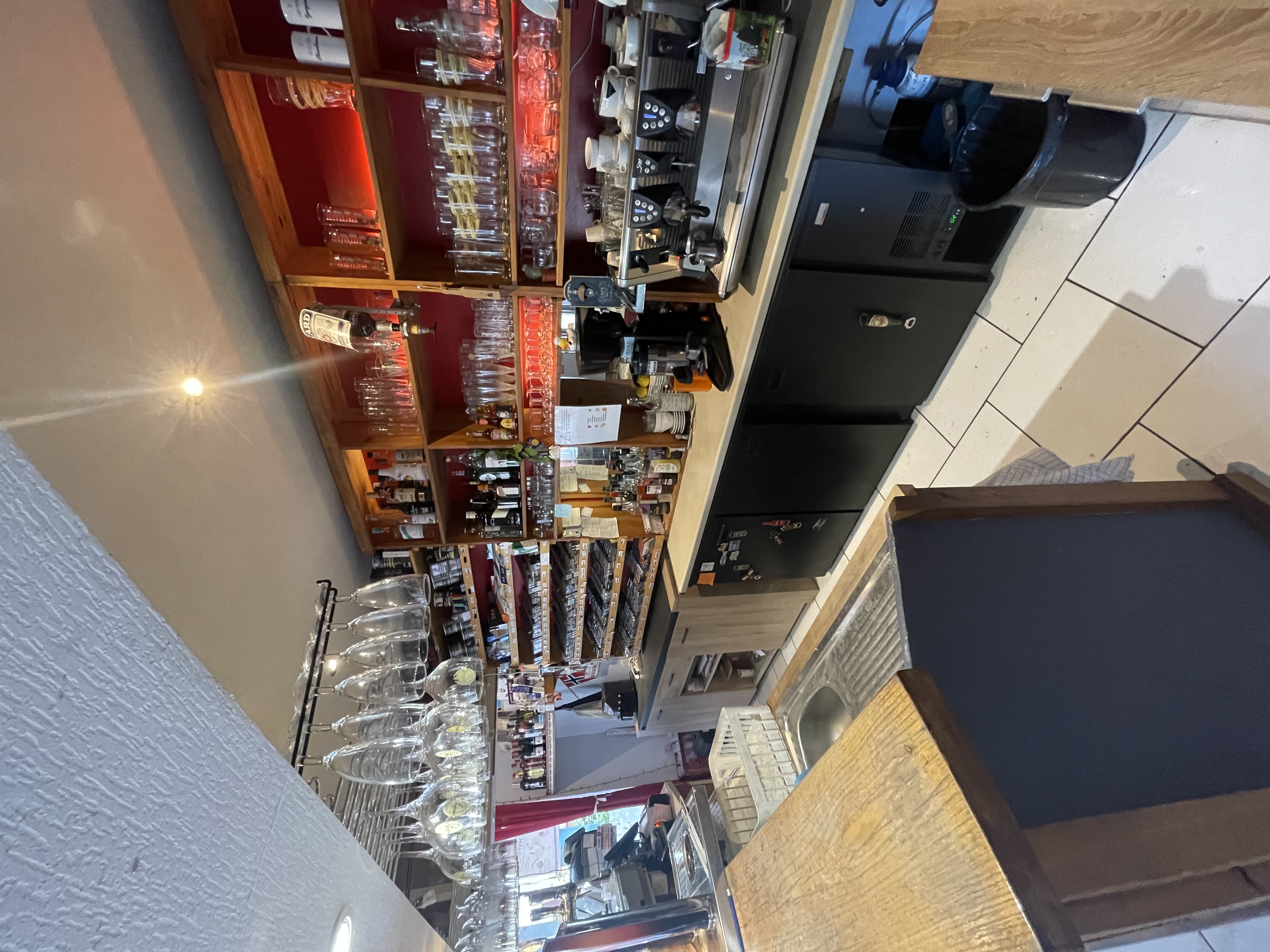 À vendre – Bistrot, Tabac, FDJ

Belle affaire de bistrot – tabac – FDJ, offrant un bon chiffre d’affaires et un réel potentiel de développement.

Cette affaire représente une excellente opportunité pour un couple dynamique souhaitant reprendre un commerce convivial, bien équipé et disposant déjà d’une clientèle établie.

L’établissement bénéficie notamment :

d’une activité bar / bistrot ;
d’un espace Tabac et FDJ ;
d’une activité pizzas deux fois par semaine, rencontrant un beau succès auprès de la clientèle ;
d’une cuisine bien équipée, permettant de développer davantage l’activité de restauration ;
de la climatisation et du chauffage ;
d’un bel espace permettant l’installation ou le développement d’une terrasse ;
de possibilités de stationnement à proximité, un véritable atout pour la clientèle.

L’affaire dispose d’une bonne base d’activité tout en conservant un fort potentiel de développement, notamment sur la restauration, les pizzas, la terrasse ou encore l’élargissement des horaires et services proposés.

Motif de la vente : rapprochement familial.

Une belle affaire clé en main, idéale pour un couple souhaitant s’investir dans un commerce dynamique et convivial.

Informations complémentaires et conditions de vente sur demande.