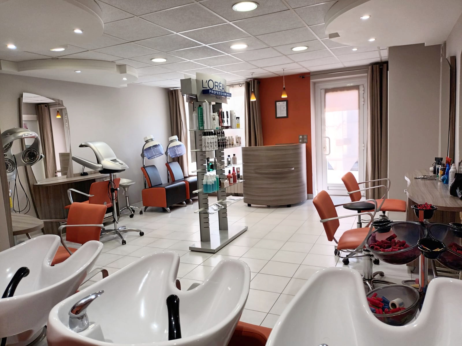 A vendre cause départ à la retraite salon de coiffure mixte 35 m2. Créé en 1990, salon spacieux et lumineux, 4 postes de coiffage, 3 bacs, pas de travaux à prévoir. Clientèle fidèle, parking à proximité.

Ce commerce est attenant à une maison de village de 160 m2, ce qui permet de concilier vie familiale et professionnelle. Elle comprend 6 pièces ( Séjour, salle à manger, cuisine équipée, 4 chambres, garage, cave ...) et un extérieur de 122 m2.

Ce bien se trouve à Violay en plein cœur du village avec toutes commodités, nombreux services et activités. Violay, village sport nature et station verte, se situe à 10 minutes de l'A89, côté Rhône, à 15 minutes de la gare de Tarare, 30 minutes de Lyon. Coté Loire à 15 minutes de la gare de Balbigny et 30 mn de Roanne et 45 mn de Saint Etienne.

Classement énergétique : E
Classe GES : E

Prix : 210 000 €

Tel : 06 78 16 58 80