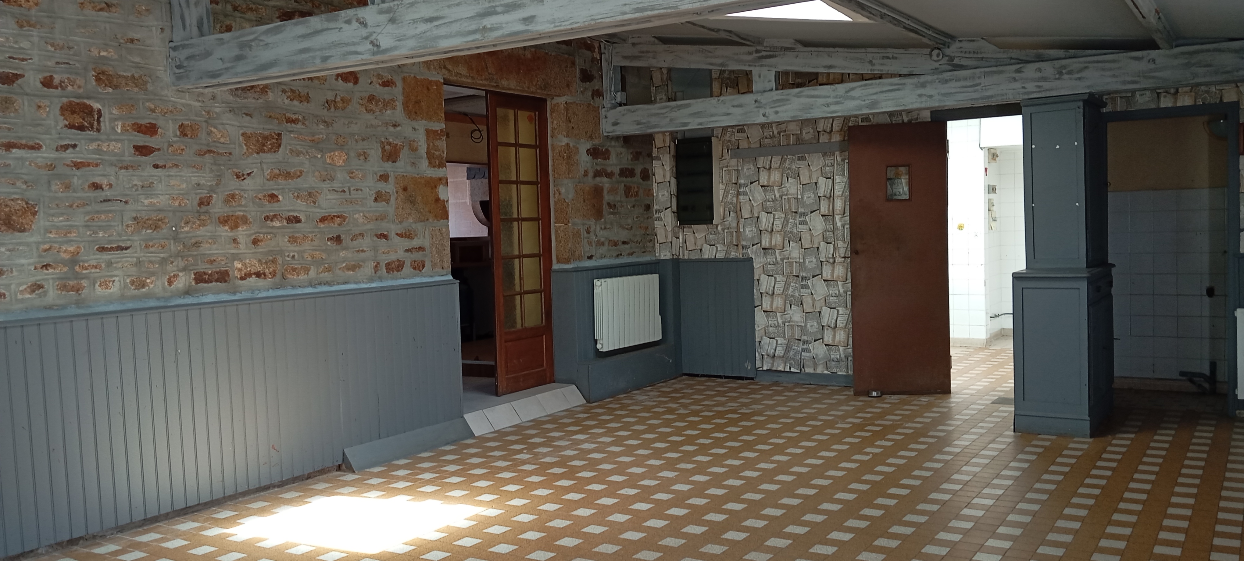 🏗️ ENSEMBLE IMMOBILIER UNIQUE : HABITATION & LOCAL COMMERCIAL EN PIERRE
À Maisoncelles-la-Jourdan (Commune de Vire Normandie)
Le charme de la campagne, le confort de la ville à portée de main.

Découvrez cette magnifique bâtisse ancienne en pierre offrant un potentiel exceptionnel de 222 m² habitables sur un agréable jardin de 500 m². Idéalement situé dans un cadre verdoyant et paisible, ce bien se trouve au sein d’une commune dynamique et chaleureuse d'environ 500 habitants.

📍 Emplacement stratégique :
À seulement 5 minutes du centre-ville de Vire.
À 1 heure de Caen.

🏡 Le Bien : Espace, Charme et Polyvalence
Cet ensemble immobilier rare se compose d'une partie habitation et d'un local commercial, parfait pour un projet de vie, un commerce de proximité ou une activité touristique.

Au rez-de-chaussée : Un grand espace de vie chaleureux comprenant un salon/salle à manger agrémenté d'une authentique cheminée, une cuisine et la partie commerciale modulable selon vos envies.

À l'étage : L'espace nuit propose 5 grandes chambres lumineuses, idéales pour accueillir une famille ou aménager des chambres d'hôtes.

Côté technique : Fenêtres en PVC déjà installées. Chauffage électrique et bois. Prévoir des travaux de rafraîchissement pour révéler tout le potentiel de cette demeure de caractère et la mettre à votre goût.

Extérieur : Un joli jardin de 500 m² pour profiter du calme de la campagne.

🚀 Un Fort Potentiel Touristique & Professionnel
Idéal pour un projet de gîte ou de chambres d’hôtes ! La situation géographique est une véritable aubaine pour séduire les randonneurs, les cyclistes et les touristes grâce aux nombreux atouts de la commune :

Nature & Randonnée : Chemins de randonnée au pied de la maison, forêt à proximité immédiate et charme des cours d'eau du Bocage normand.

Vie locale & Commodités : École primaire dans la commune, circuits de transports scolaires et service de transport à la demande TIVA pour rejoindre facilement Vire.
📊 En résumé :
Surface habitable : 222 m²
Terrain : Jardin de 500 m²
Nombre de chambres : 5
Matériaux : Pierre apparente, charme de l'ancien, cheminée.
Chauffage : Électrique + Bois (cheminée).
Les + : Local commercial intégré, huisseries PVC, fort potentiel de rendement locatif / touristique (accueil de randonneurs).
💰 PRIX : 100 000 €
(Négociable dans la limite du raisonnable)
📞 CONTACT :
Pour plus d'informations ou pour organiser une visite, contactez Sandrine Nonclercq :
Téléphone : 07.87.98.07.82
E-mail : snonclercq@vireaunoireau.fr