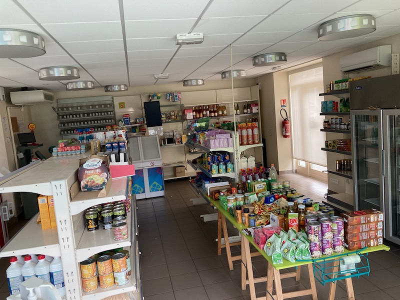 La mairie de St Agnant de Versillat (23300), propose en bail un commerce multiservices : épicerie, bar, tabac ...) en plein centre de son charmant bourg, avec terrasse à l'avant et terrain à l'arrière.
Cet ensemble de 158 m² est composé d'une partie épicerie/tabac/jeux puis d'une partie bar avec une extension pour les soirées évènementielles !

Nombreuses possibilités d'organiser des évènements, concerts, expositions ou autres festivités.
Montant du loyer: 310€
Provisions et Charges: 45€
Pour toutes questions, n'hésitez pas à vous rapprocher de la mairie.
Mail: mairie.versillat@gmail.com
Tel: 05-55-63-83-75