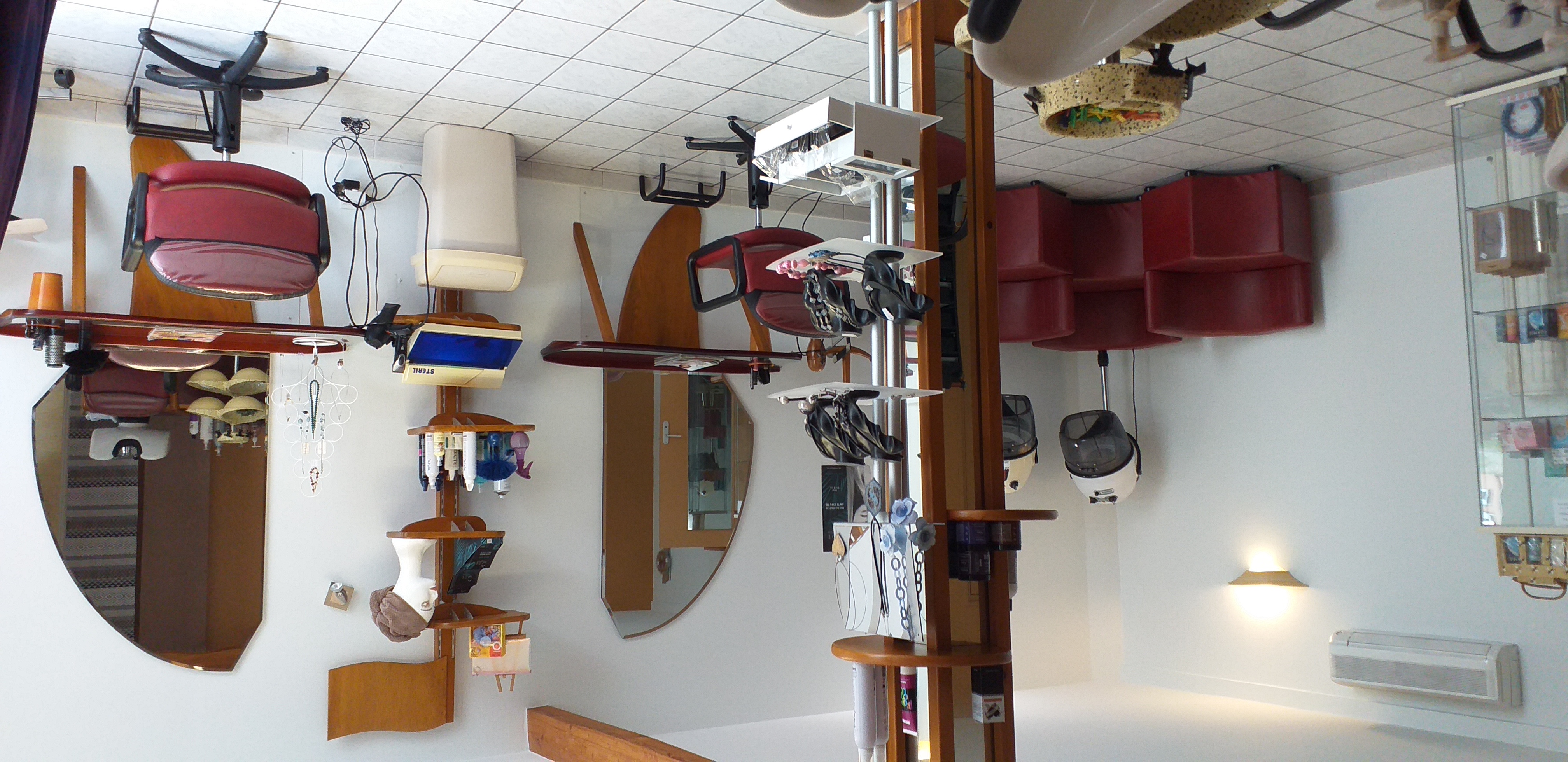 Vends salon de coiffure mixte créé  en 1997 pour cause retraite. 
Surface 80m2 répartie
40m2 salon avec 2 bacs ,2 coiffages et 3 places d'attente. 
20m2 salon pour prothèses  capillaires  avec 1 bacs et 2 coiffages.
20m2 cuisine et réserve avec un laboratoire.
Situe sur rue commerçante et passagère,  proche des écoles. 
Stationnement  et place handicapée  devant ce salon de plein pied.
Grandes vitrines  protégées  par  volets  roulants. 
Salon climatisé 
Sans salarié. 
Côté  prothèses  capillaires peut encore évoluer. Agrément  cpam, en lien avec les hôpitaux. 
CA ht 61000 € 
Prix de vente 35000 euros