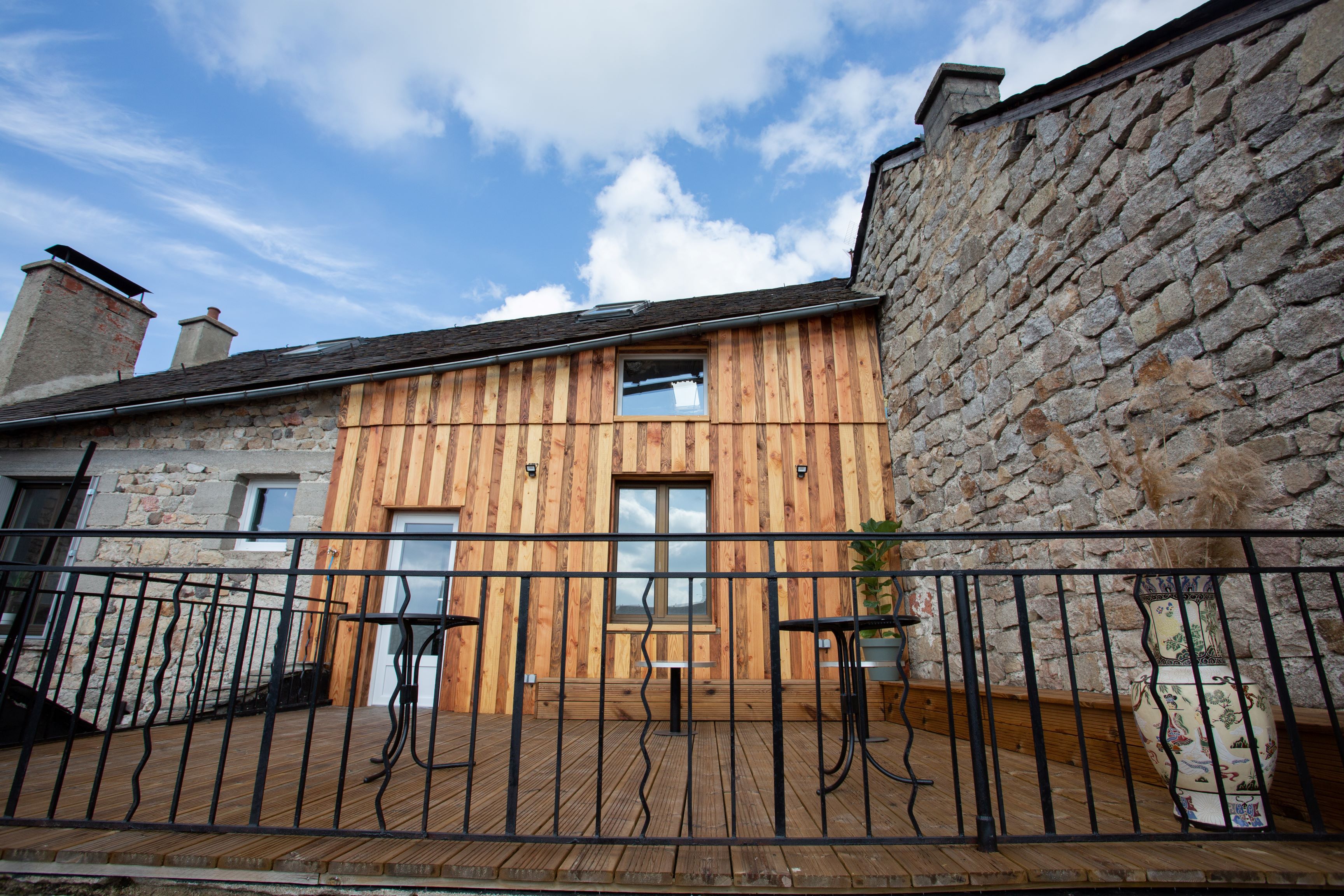À reprendre, au cœur d’un village dynamique et touristique situé sur la quatrième étape du chemin de Saint-Jacques-de-Compostelle (GR65), un gîte d’étape avec restaurant, idéalement implanté à seulement 10 minutes de l’autoroute A75 (axe Clermont-Ferrand – Montpellier) et proche de tous commerces et services (médecins, école, poste).
 
Cet établissement à fort potentiel de développement se compose :
·  D’un gite d’étape (10 places), comprenant une chambre double spacieuse, un premier dortoir atypique (4 lits « cabanes ») avec salon et sanitaires partagés (1 WC, 2 douches) et un deuxième dortoir (4 lits simples) avec sanitaires privatifs. 
·  D’un restaurant comprenant une salle principale, lumineuse, entièrement aménagée (mobilier bois massif) en RDC ; une seconde salle à l'étage, idéale pour privatisation ou accueil de groupes, et deux terrasses calmes, sans vis-à-vis, fortement appréciées de la clientèle.
.  Annexes utiles au développement ou à la transformation du site : sous-sol d’environ 88 m², comprenant une cave (15 m²) et un vaste garage (60 m²) avec entrée indépendante.
 
Clientèle de pèlerins et de locaux. Établissement ouvert du 15 avril au 15 octobre.
 
L’établissement bénéficie d’un très bon référencement.
Développements possibles :
. Sur la partie hébergement (augmentation de la capacité d’accueil, aménagement d’un logement sur place)
. Sur l’optimisation des espaces (réagencements possibles pour développer ou diversifier l’activité).
 
Possible accompagnement du repreneur.

 Vente murs et fonds indissociable.