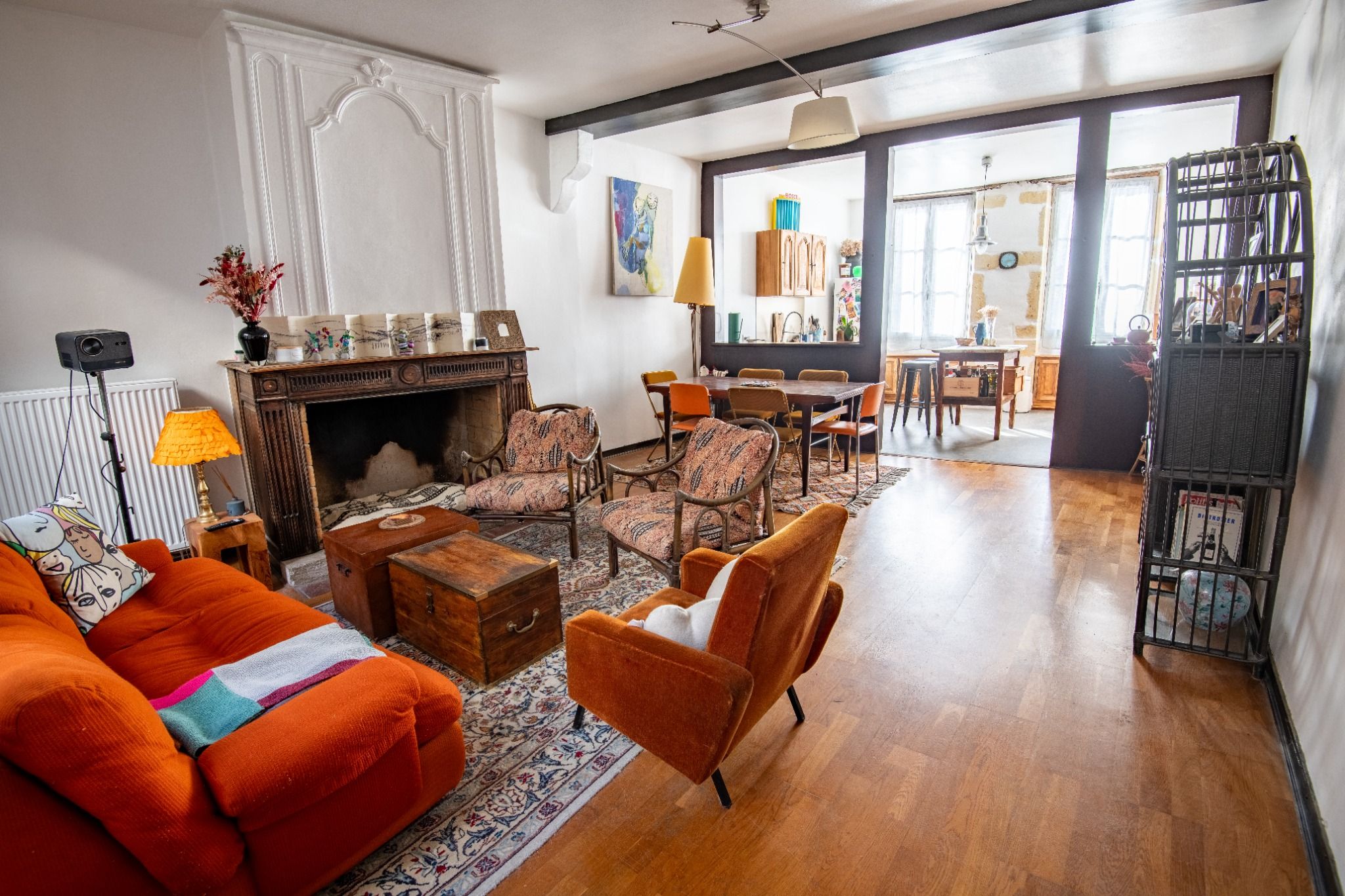 Au pied de l’abbatiale classée à l’UNESCO, sur la conviviale place de Verdun fraîchement rénovée, découvrez un immeuble traversant du 18ème siècle, alliant charme patrimonial et fort potentiel commercial et résidentiel. Ce bien unique séduira entrepreneurs, investisseurs ou amoureux de l’ancien souhaitant allier lieu de vie et activité professionnelle dans un cadre exceptionnel.
------------------------------------------
Un café emblématique, clé en main

L'établissement, à cheval entre salon de thé/café et bar à tapas le soir avec une carte de produits locaux, 
- Activité : Salon de thé/café le jour, bar à tapas le soir – fort potentiel de développement (soirées à thème, événements). 
- Surface : 42m² (cuisine ouverte 7m² équipée : tireuse, frigo, machine café, etc.) + toilettes PMR
- Salle : 32m² (20 couverts assis) + terrasse de 62m² (20m² ensoleillée + 42m² sur la place à l’ombre des platanes)
- Atouts : Notoriété locale avec les communes alentour, clientèle fidèle d’habitués, beaucoup de visiteurs (touristes/ pèlerins), décoration vintage réussie, vitrine d’époque sculptée. 
- Événements annuels majeurs (5 jours de fêtes, marchés hebdomadaires et nombreuses animations festives et culturelles de la ville )
- Bail locatif : Revenus actuels de 800€/mois (à redéfinir)
- Prix fonds de commerce : 60 000 € (matériel, mobilier, licence IV)
------------------------------------------
Un immeuble traversant aux volumes remarquables

L’immeuble s’étend de la place de Verdun à la rue des Ursulines et se compose de 4  espaces distincts :

Bloc A - Partie habitation
- Au premier: salon avec cheminée ancienne, menuiseries d’époque et cuisine avec vue exceptionnelle sur l’abbatiale
- Chambre et grande salle de bain et toilettes séparées, au second
- Le tout desservi par une cage d’escalier spectaculaire (30 m² au sol, 9 m de haut) avec verrière

Bloc B – Espaces à fort potentiel
Salle de 55 m² donnant sur le patio (accueil d’événements pour 100 personnes, activités culturelles, coworking…)
Pièces de 37 m² et 18 m² au premier étage (magnifique parquet en damier et cheminée marbre), Trois pièces desservies à rénover au second étage
Combles aménageables (27 m² loi Carrez)

Bloc C - Coursive type patio
Sans vis à vis, calme, de caractère avec colonne en brique, pierres apparentes avec une passerelle qui relie le bloc B au D. Idéal pour ceux qui aiment les petits écrins de fraîcheur nécessitant peu de jardinage (avec un puits, pratique!). 

Bloc D - Garage & terrasse 
Garage de 40m2, pouvant accueillir un véhicule avec un escalier qui mène à une terrasse ouverte, avec colombage, très agréable avec vue sur la coursive et les beaux jardins de Saint-Sever de la rue des Ursulines. 

Projets possibles
- Extension de l’activité commerciale sur l’ensemble du RDC (étude architecte et PMR/incendie déjà réalisée) avec une séparation habitation / commerce facilitée grâce à l’entrée indépendante. Utilisation de la cour pour les fêtes locales (rue Ursulines).
- Division de l’immeuble en deux bloc envisageable (devis géomètre disponible)

Informations pratiques

- Surface totale utile 300m2 (hors combles aménageables, bloc garage et  terrasse couverte). 
- Travaux réalisés (de 2020 à 2025): toiture de l’ensemble des blocs et garage, fenêtres extérieures en double vitrage, chaudière gaz nouvelle génération, électricité et isolation bloc A
- Travaux à prévoir : reprendre la verrière, l’isolation du second bloc, le rafraîchissement de façade extérieur côté cours et ses volets, l’aménagement et le réseau d’eau/électricité du second bloc avec création de points d’eau supplémentaires. 
- Prix: 290 000 € (immeuble) + 60 000 (fonds de commerce). 
- Taxe foncière : 1 347 € (habitation + commerce)
- Dépenses énergétiques habitation (gaz +électricité ): 1 310 € en 2025 
- Diagnostics : réalisés 2020, en cours de mise à jour

📸 Plus de photos, descriptif détaillé, bilans, devis, plan archi et documents sur demande
📍 Bien rare – visite indispensable pour en saisir tout le potentiel