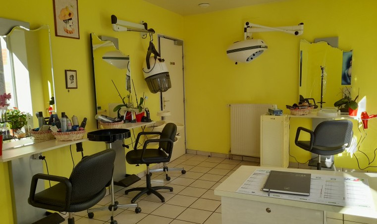 A céder salon de coiffure mixte pour cause retraite. Salon implanté depuis 21 ans au cœur d’une petite commune rurale avec parking à proximité. Local de près de 40 m2 dont 25 m2 dédié au salon + réserve de 13 m2 + sanitaire aux normes PMR. Salon entièrement équipé : 3 postes de coiffage, 2 bacs à shampoing, 1 casque mise en plis, 1 séchoir Paramount fixe et 1 banquette d’attente de 2 places... 
Tout le matériel est vendu avec le fonds. Stock vendu en sus. Pas de salarié.
Clientèle locale et fidèle. Chiffre d'affaires 2021 : 32 550 € HT. Possibilité de louer les murs ou acheter les murs. Loyer : 400 € / mois. 
Prix de vente du fonds : 15 000 €. 
Toute proposition sérieuse de reprise sera étudiée.