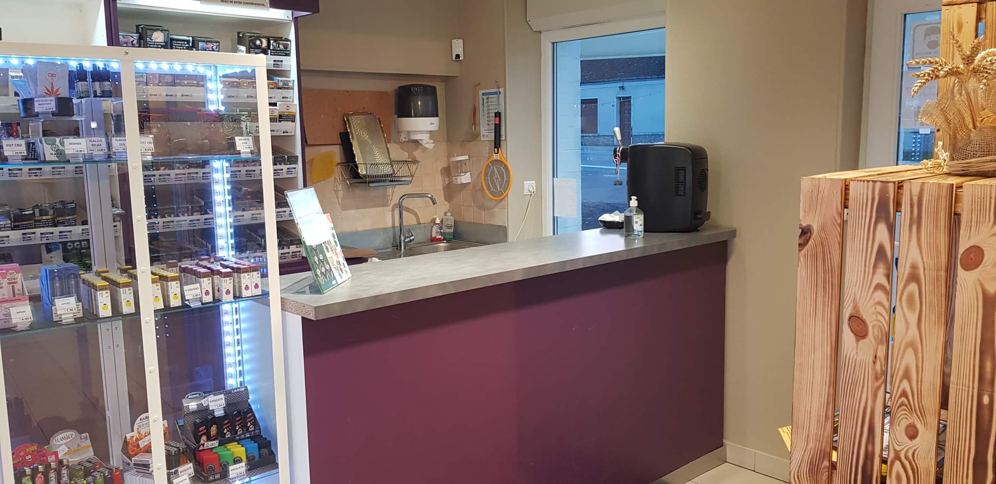 URGENT CAUSE SANTE !  50 000,00 EUROS 23% DU CHIFFRE D’AFFAIRES (EBE 57000 €) (Chiffre d’affaires 304 000 Euros) ! Loyer commerce 1203,06 euros, loyer maison 601,44 (7%). A vendre boulangerie pâtisserie snacking, licence IV et tabac (possibilité de l’arrêter), possibilité restaurant, bar tabac…., gros potentiel !
FERMETURE SAMEDI ET DIMANCHE. Ouverture du lundi au vendredi 7H00 19H00. 6 semaines de congés annuel.
1 vendeuse temps plein. 1 pâtissière 38h50.
FOUR AU FIOUL très bien entretenu, COMPTEUR BLEU
Travail avec le passage et les usines aux alentours Axe routier national 10. Grand parking.
Contrôle Véritas février 2025 vierge. 
Bail jusqu’en septembre 2027.
10 quintaux.
Chiffre d’affaires 304 000 Euros.     Prix de vente 70 000 €.
Possibilité d’acheter les murs via les propriétaires.
Très bonne affaire avec plein de possibilités, beaucoup de potentiel et de développement possible. Belle salle de snacking pouvant accueillir 14 personnes + terrasse d’environ 20 personnes.
Grande surface de vente, machine à café, vente de produits artisanaux et locaux et vente de produits de première nécessité qui peut être développée.
Vente du journal de la région mais la presse peut être développée également.
Labo pâtisserie et snacking, 1 fournil, vestiaires homme et femme avec WC. La disposition est faite en sorte que la marche en avant soit respectée. Tous les compresseurs froids ont moins de 6 ans sauf vitrine snack et une chambre de fermentation. Les cuves à fioul sont aux normes avec une réserve toute utilité.
Pour plus d’informations et de photos n’hésitez pas à nous contacter.
Labo pâtisserie :
Congélateur surgélateur Bongard 4 portes de 2020.
Chambre froide d’environ 6m2.
Tour réfrigéré 4 portes.
Four ventilé 4 plaques Panimatic.
Étuve Panimatic 12 plaques.
Batteur 20L.
Lave main à cellule.
Congélateur bahut.
2 fenêtres vue sur la vallée.
Chauffe-eau de 2023.
Fournil :
Pétrin Phebus de 40 litres de pétrissage axe oblique.
Diviseuse JAC rectangulaire 20 pâtons.
Façonneuse Bongard.
Repose pâtons JAC BM230.
2 chambres de fermentation contrôlée Panimatic.
Plan de travail bois avec laminoir Panirecord.
Four Bongard Cervap à fioul avec système de buée refait avec adoucisseur.
Lave main à genoux.
Porte sur extérieur et 2 lucarnes.
Couloir :
3 congélateurs portes.
Petite réserve ou possibilité d’en faire une douche (déjà installée).
Vestiaire homme avec toilettes
Vestiaire femme avec toilettes
Boutique :
Vitrine négative de vente.
Double vitrine positive.
Vitrine à boisson.
Vitrine pâtisserie 1m30 de long.
Vitrine viennoiseries 1m30 de long.
Vitrine snacking 2m10 de long.
Rayon à pain en fer forgé.
Microns ondes.
2 climatiseurs réversibles.
Point d’eau avec évier.
Trancheuse à pain.
Un meuble vitrine pour les produits locaux.
2 meubles vitrines.
Machine à café libre-service (café grain) sans contrat appartenant à la boulangerie.
À l’entrée un bar.
Une réserve arrière-boutique pour tabac, boisson, emballage…. Qui descend sur un grand garage (personnel) avec un ancien caisson actif pour stockage sec et celui-ci dessert une pièce pour le stockage de 2 grands congélateurs bahuts pour la boulangerie, et une grande pièce pour le stockage de la boutique (matériel éphémère …)
Porte d’entrée et de sortie vitrées et 3 ouvertures de murs vitrées.
Très belle luminosité.
Salle de snack :
Capacité 14 places.
Grande baie vitrée double porte sur terrasse. 
Côté personnel (environ 110m2) :
Belle habitation qui est attenante à la boulangerie mais avec entrée personnelle séparée et distincte.
La liaison entre le perso et le pro se fait par une pièce d’eau et WC.
3 chambres.
1 SDB baignoire avec WC et velux.
La cuisine et salle à manger est en contrebas du salon et donne directement sur une terrasse d’environ 40m2 sans vis à vis avec vue dégagée.
Pièce attenante à la cuisine (qui peut servir de buanderie).
Pièce chaufferie avec chauffage fioul et cave.
Le tout sur terrain d’environ 4000m2 reparti entre parking, jardin (env. 500m2) et clôturé et terrain attenant.
Système d’épuration en fosse septique accessible.
Grand portail qui permet de rentrer les véhicules dans le jardin.
Ensemble propre et entretenu.
Grenier non isolé sur toute la longueur du bâtiment.