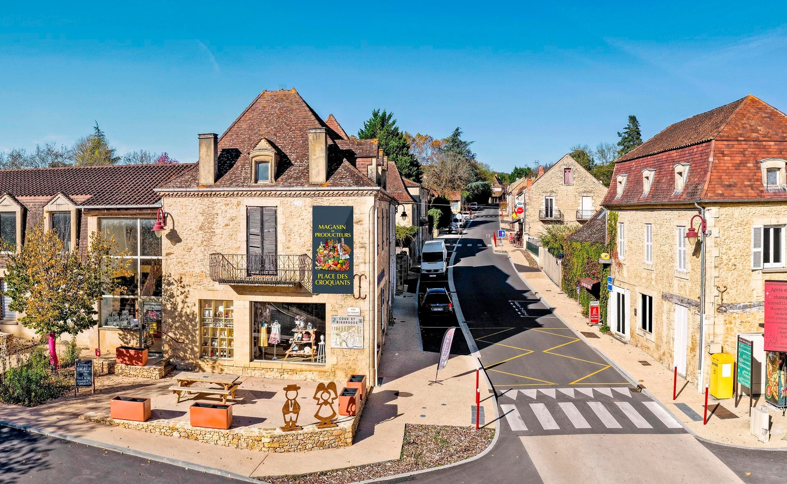 La commune du Coux et Bigaroque-Mouzens recherche son artisan boulanger-pâtissier, entrepreneur (H/F).
Notre commune vous propose une opportunité en or pour lancer ou développer votre activité au cœur d’un village dynamique, touristique et chaleureux au cœur du Périgord Noir.
Nos points forts : 
- 1250 habitants à l’année, clientèle locale, solide et fidèle.
- Une situation privilégiée avec une plage en bord de Dordogne.
- Deux grands campings qui attirent de nombreux touristes en été.
- Des commerces existants : magasin de producteurs, cave à vin, bar,
3 restaurants, salon de coiffure et aussi un bureau de poste, une maison d’assistantes maternelles, une école.
La commune construit un local neuf de 181,20 m2 situé dans le centre bourg avec parking, accès facile destiné à accueillir un artisan boulanger-pâtissier désireux de développer son activité dans un village dynamique  attaché à ses commerces de proximité.  
Ouverture prévue pour mai/juin 2027. 
La mairie s’engage à être un partenaire de premier plan pour votre installation : (conditions locatives avantageuses), aide à la communication pour le lancement et accompagnement dans vos démarches territoriales ou régionales ( France Ruralités Revitalisation)
Vous êtes intéressé(e) ou souhaitez échanger sur le projet ?
Contactez la mairie au 05 53 31 61 07
contact@couxetbigaroque-mouzens.fr