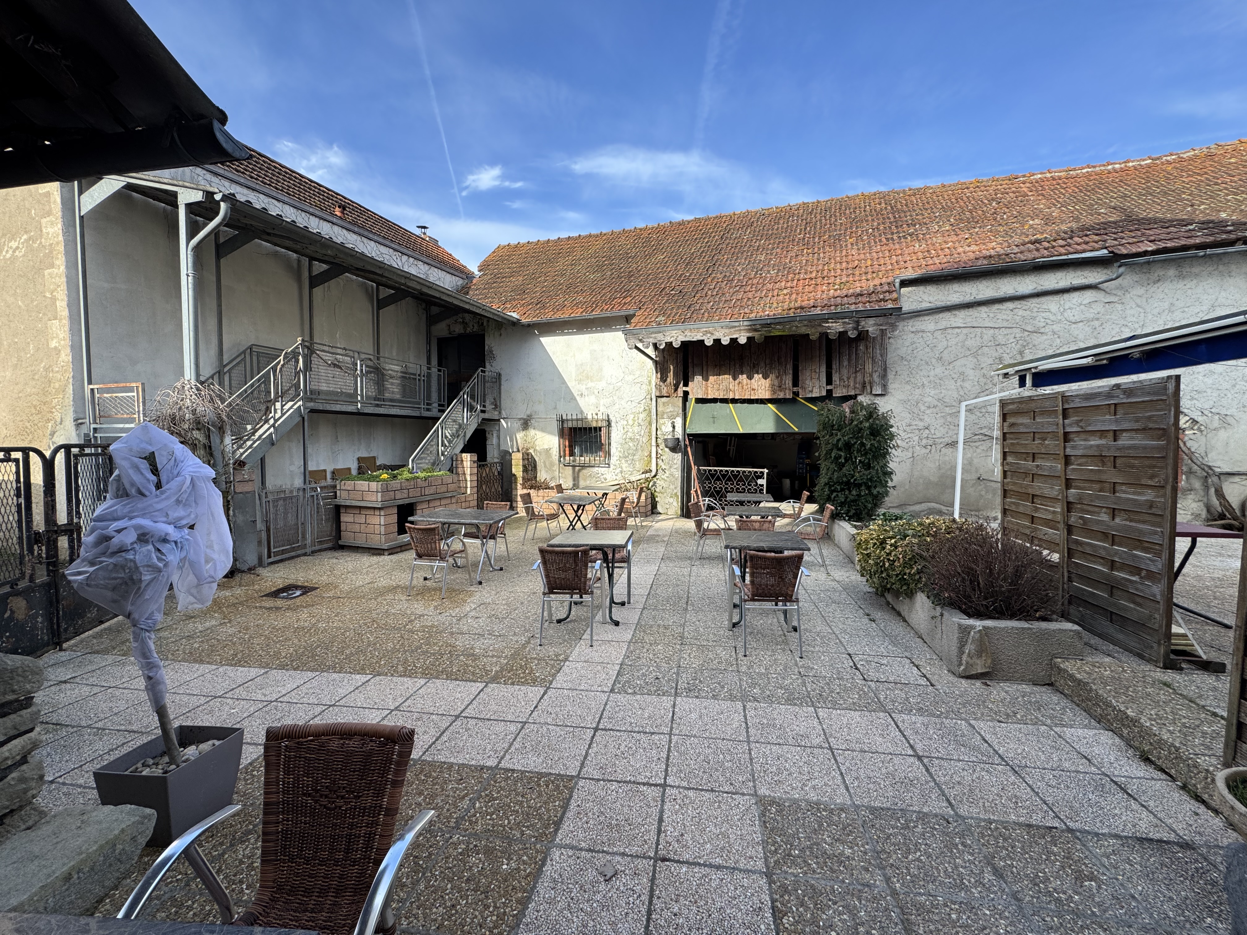 A Effiat, en plein cœur de l'Auvergne, à mi-chemin entre la métropole Clermont-Auvergne et la ville de Vichy, cet ensemble immobilier de 320m2 comprenant un fond de commerce Bar/Tabac et restaurant est à vendre. Les murs sont composés de la partie professionnelle et de la partie habitation. La partie professionnelle se compose d'un bar avec vente de tabac, d'une grande salle de restaurant, d'une seconde salle de restaurant plus intime, d'une vaste terrasse ombragée en devanture et d'une terrasse en arrière cour avec store et sol en dalle béton désactivé, d'une cuisine entièrement équipée et aux normes d'hygiène actuelles, d'un ensemble toilette avec accès PMR et d'une vaste salle de réception permettant de recevoir des groupes de personnes assez important (sortie de secours conforme) . La partie habitation se compose d'un 1er et d'un second niveau, avec respectivement salle de bain ( à refaire),bureau/salon, une chambre et deux autres chambres en second niveau. 
Le prix d'ensemble ( 251 320€ ) comprend les murs et le fond de commerce . Cet ensemble professionnel est situé sur une voie très passagère puisque le trajet est quotidiennement emprunté sur un axe Vichy--Clermont-Ferrand . A proximité se situe le château d'Effiat ( site touristique) qui génère en été une 
intéressante source de clientèle. Vichy station thermale et sportive est à 20 KMS et Clermont-Ferrand à 30 KMS. 
DPE ( diagnostic de performance énergétique) : DPE F réalisés le 20/11/2024 
Le prix de vente est de 251 300€ .