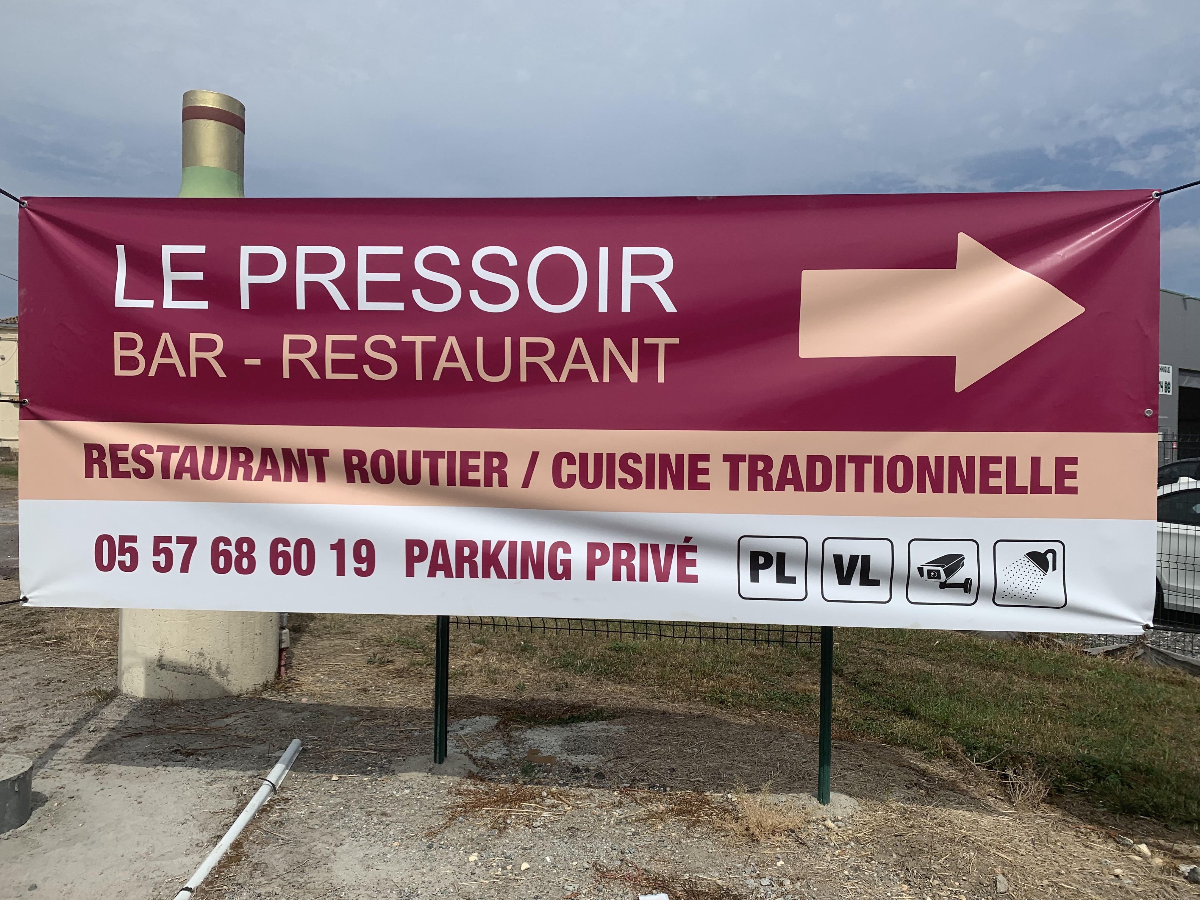 Nous sommes bientôt à la retraite et nous souhaitons vendre notre restaurant routier que nous exploitons depuis plus de 6 ans. 
Nous aurons notre dernier bilan arrêté au 31/03/25 vers le mois de juin. Notre CA a progressé de 12% par rapport à 2024.
Nous pouvons après un apport minimum faire un crédit vendeur.
Il y a une grande chambre qui peut vous permettre d'arriver dans notre région si vous souhaitez changer de vie. Cette affaire est idéale pour un couple comme nous. Mon mari était routier...
Nous étudierons toutes propositions, comme une location vente par exemple.