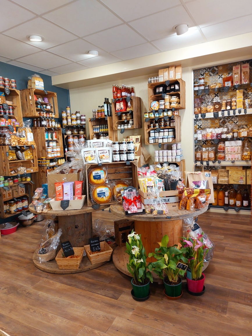 Fonds de commerce à reprendre – Primeur, épicerie fine, crèmerie

Situé sur une route départementale passante, ce fonds de commerce à l’activité mixte (primeur, épicerie fine, crèmerie) est à reprendre. Fort de plus de 40 ans d’existence, ce commerce a su fidéliser une clientèle locale et bénéficie d’une excellente notoriété au cœur d’un bourg dynamique et commerçant.

Avec un chiffre d’affaires de 200 000 € réalisé sur 30 m² de surface de vente, le magasin affiche une rentabilité avérée. L’étage est actuellement utilisé comme réserve. L’ensemble est prêt à l’emploi, dans un état propre : une affaire "clé en main" avec encore du potentiel de développement.

Un parking à proximité immédiate, avec des places type 15 minutes, facilite l’accès pour la clientèle. L’environnement commercial alentour est propice à l’activité et garantit un flux régulier de clients.

Possibilité d’acquérir les murs : devenez votre propre locataire et sécurisez votre investissement (nous consulter pour les modalités).

Ce commerce est idéal pour un(e) entrepreneur(euse) dynamique souhaitant s’installer ou se réorienter dans le commerce de proximité.