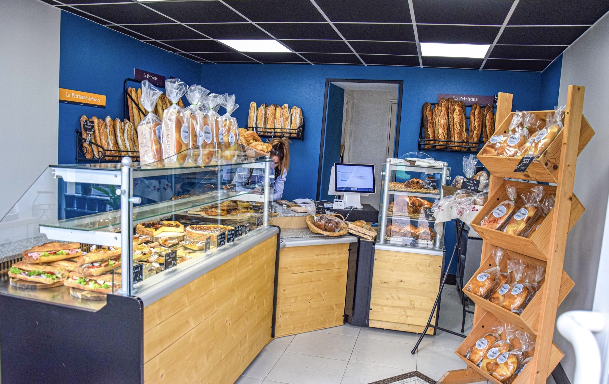 À VENDRE – FONDS DE COMMERCE BOULANGERIE / PÂTISSERIE

Située au cœur du Parc du Morvan, à seulement 15 km du lac des Settons, cette charmante boulangerie bénéficie d’un emplacement privilégié au centre du village de Dun-les-Places.

🏡 Le village
Dun-les-Places est un petit village rural, entouré de forêts, de collines et de paysages typiques du Parc naturel régional du Morvan. C’est un environnement calme et préservé, idéal pour les amoureux de nature, les randonnées, le vélo ou simplement pour profiter d’une vraie qualité de vie.

La commune compte environ 350 habitants à l’année et près de 1 000 personnes en période estivale, offrant une activité soutenue, notamment grâce au tourisme.

La boulangerie dispose d’une agréable terrasse permettant à la clientèle de profiter sur place de viennoiseries et boissons chaudes : ensoleillée le matin, elle offre un espace ombragé et confortable l’après-midi.

La boutique, entièrement refaite à neuf, est accueillante et fonctionnelle, avec une clientèle fidèle et conviviale.

Équipement professionnel en place :

* Four à pain
* Four ventilé (viennoiseries, pâtisserie…)
* Diviseuse
* Pétriformeuse
* Laminoir
* Pétrin spiral
* Chambre de pousse pour viennoiseries
* 2 chambres Panem pour bacs
* 1 tour pâtissier

Espace vente :

* 1 caisse
* 1 vitrine réfrigérée

La boulangerie dispose également d’un appartement situé au-dessus du commerce, d’une surface d’environ 50 m².

Le tout est compris dans un seul bail commercial pour un loyer mensuel de 550 € TTC.
Les murs appartiennent à la communauté de communes et environ 80 % du matériel appartient à la mairie.

Éléments inclus dans la vente :

* Fonds de commerce
* Terrasse
* 1 batteur
* 1 réfrigérateur
    (factures à l’appui)

Cette affaire est idéale pour un professionnel souhaitant s’installer dans un cadre naturel et touristique, avec un outil de travail fonctionnel et une belle qualité de vie.

À venir visiter sur place.
Pour toute personne intéressée, merci de me contacter au 06 49 44 88