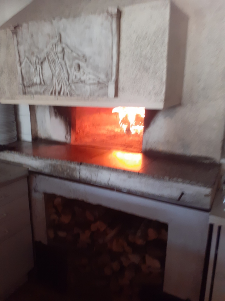 Pizzeria qui tourne depuis 31 ans. La seule en restauration sur place sur St amand montrond, plus vente à emporter. Vente cause retraite.  60000euros le fond de commerce et 120000 euros les murs. 
Avec appartement au dessus du restaurant refait à neuf. 
Contacter pour plus de renseignements.