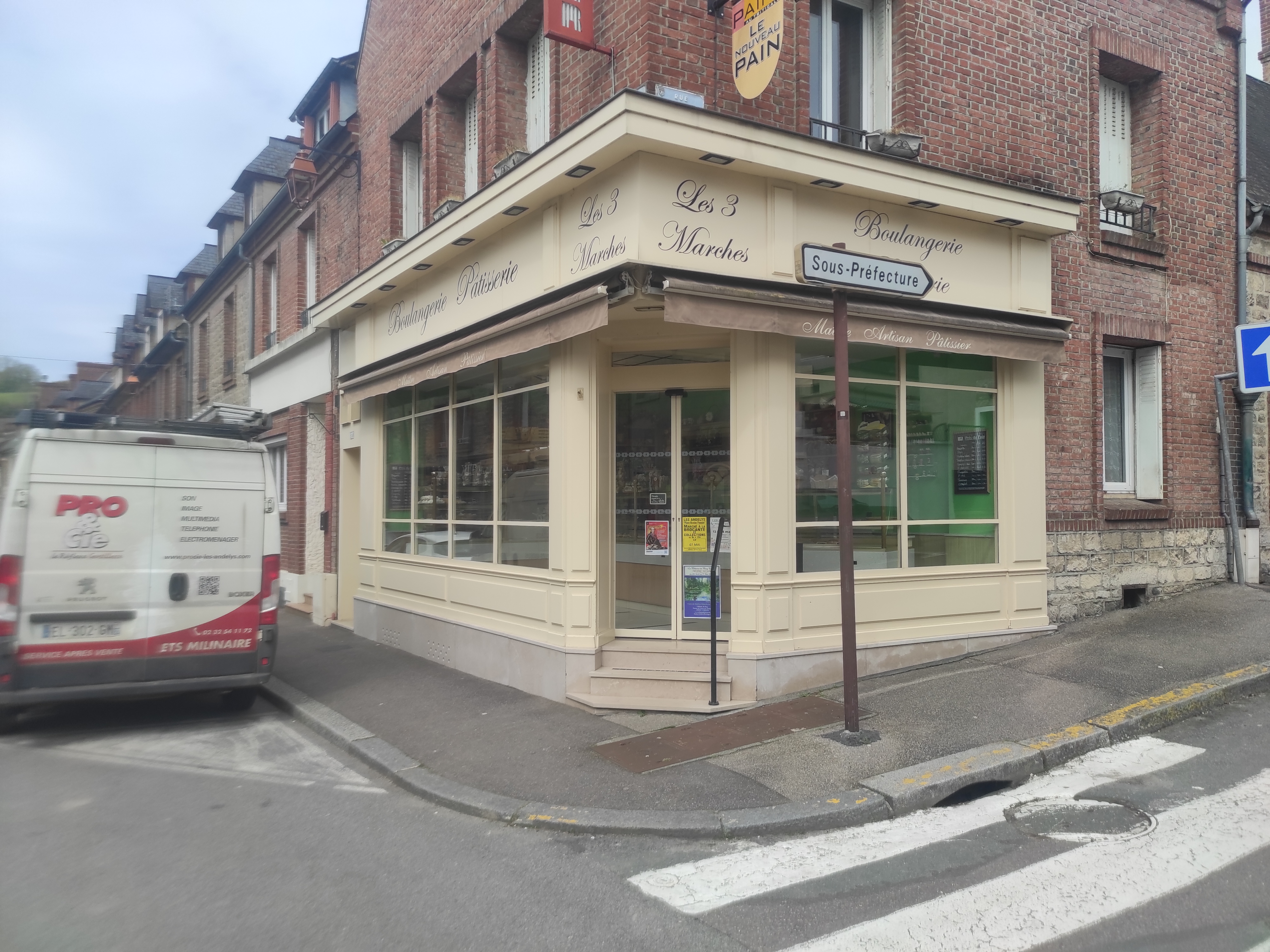 Boulangerie pâtisserie avec tous son équipement en bon état
Chiffre d affaire 200000 euros
Magasin d angle dans rue commerçante
Magazine récent et très joli
Logement F3