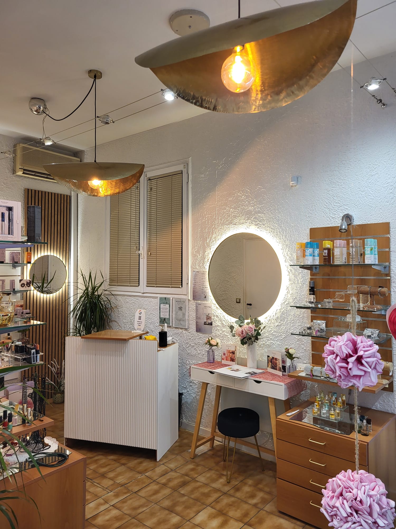 A vendre 65 000 euros un magnifique Institut de beauté de 84 m2 avec places de parking. Belle clientèle fidèle Roquefort, Rouret, La Colle sur Loup, Villeneuve Loubet, Cagnes sur Mer, Biot, Valbonne, Sophia Antipolis. Surface : 84 m2 6 pièces comprenant 3 salles de soins Loyer 1 450 euros par mois charges comprises Stationnement gratuit, parking.