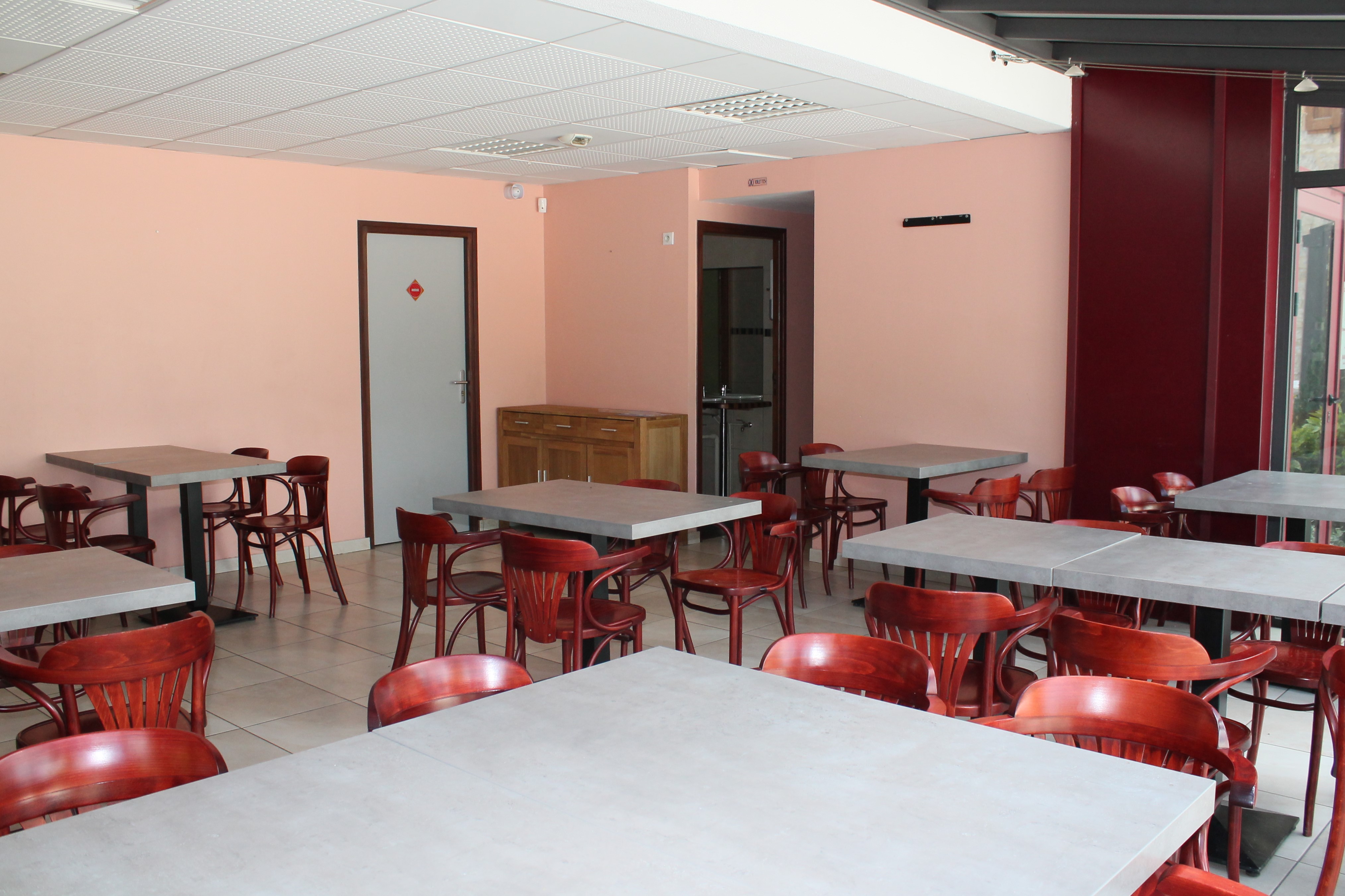 A reprendre, multiservices : bar - restaurant - alimentation communal situé à l’Ouest du département de la Lozère, proche de l’A75 reliant Clermont-Ferrand à Béziers. La commune d’Esclanèdes (420 habitants) est située dans la vallée du Lot, sur la RN 88, à 15 min de Mende et de Marvejols, à la croisée de sites touristiques emblématiques du département.

Construit par la commune en 2009, le local d’activité (180 m²) est composé d’un premier volume comprenant une salle de bar-restaurant avec anciennement une surface de vente pour une alimentation générale (environ 60 m²). Un second espace est composé d’une cuisine semi-équipée, d’une seconde salle de restaurant, un dégagement avec sanitaires, deux réserves et une chambre froide. Une grande terrasse est exploitable sur la place du village. L’établissement peut accueillir 40 couverts en intérieur et jusqu’à 30 couverts en extérieur.

Idéal pour un couple ou deux associés. Le preneur devra disposer d’une première expérience en restauration.

Loyer mensuel : 800 € HT

Licence IV: 120 €/an

Droit de terrasse : 150 €/an