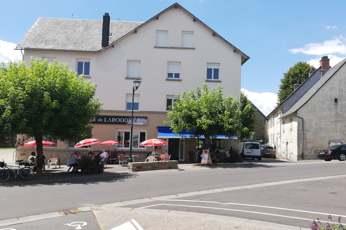 Recherche gérant pour tenir l?auberge de la commune qui commercialiserait les produits et services suivants : Café-restaurant /
Dépôt de pain 
Options : vente de tabac /dépôt de gaz

Le local comprend au rez-de-chaussée : une entrée, une salle de bar, une salle à manger, une cuisine équipée, un wc, une cave.
A l?arrière-boutique : une chaufferie, la plonge, une cave, un garage-dépôt.

En tant que propriétaire du bâtiment, la commune loue l?appartement situé au 1er étage aux gérants. Il est composé d?un accès par escalier, un couloir de 6.70 m², un séjour de 12 m², une chambre de 17 m², 2 chambres de 10.80 m², une salle de bain de 6.70 m² comprenant douche, baignoire et lavabo, un WC de 2.50 m².
L?ensemble des lieux loués est équipé d?un chauffage central et distribution d?eau chaude, par chaudière fonctionnant au fuel.