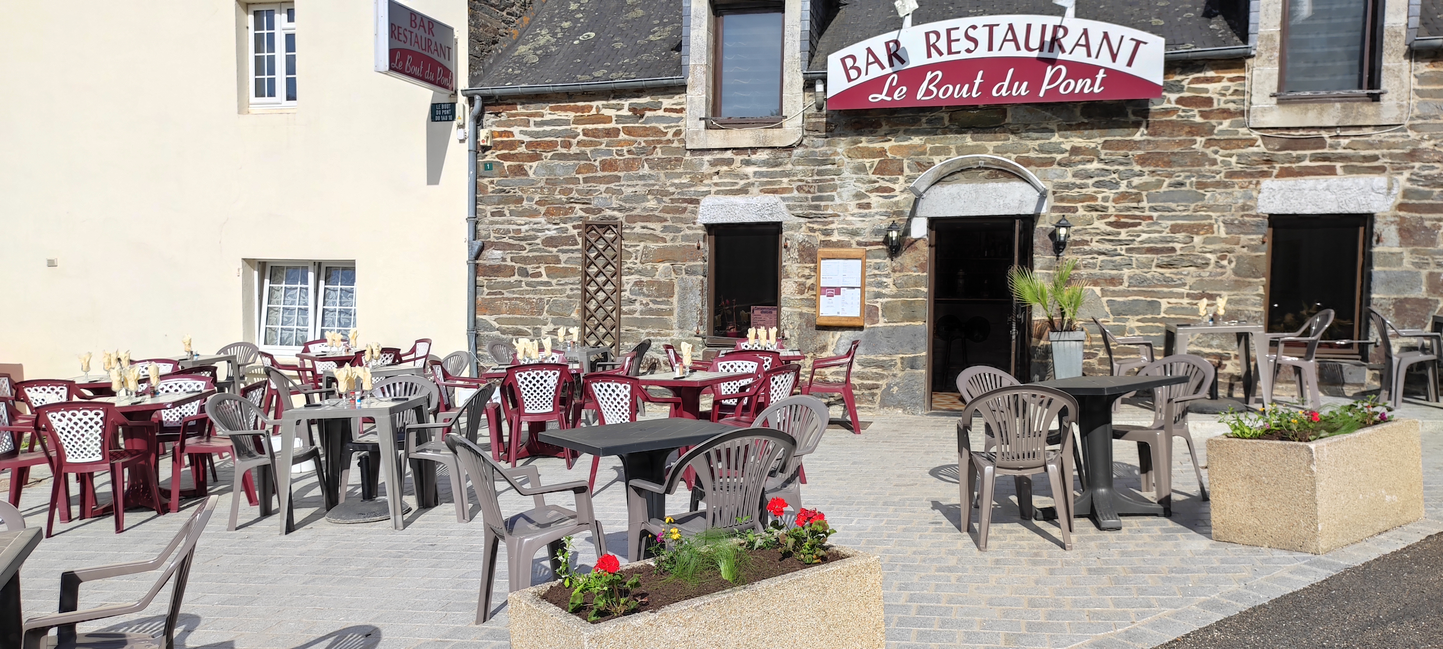 En toute propriété (murs et fond) restaurant/bar licence IV. 

Le bâtiment possède une surface  de 238 m². Comprenant : 
une salle de 100m² pour une capacité d'environ 70 couverts
une cuisine équipée de 25 m² (chambre froide, plonge, four à 8 niveaux Electrolux, fourneau à gaz, friteuse électrique 10L, robot multifonction, etc…)
un bar de 45m² (pas de contrat brasseur) plus une reserve.

Le bâtiment dispose également d’un petit appartement fonctionnel à rafraîchir, d’une surface de 60m², composé de 3 pièces et une salle d'eau/WC. 

A cela s’ajoute une terrasse de 50 couverts ainsi qu’un parking de 1000 m². 

CA d’environ 130 000 € (ouvert 9 mois dans l’année), à développer et bar à exploiter.
ebe 46 000 €

Le restaurant est bien desservi : proche de la N164, à deux pas du canal de Nantes à Brest et en bord de la Vélodyssée, il se situe dans un village touristique en passe de devenir “Petite cité de caractère”. Il est entouré de nombreux lieux patrimoniaux (Lac de Guerlédan, Abbaye de Bon-Repos, Forges des Salles…). Le restaurant est à moins de 50 mètres d’un camping et est proche de toutes commodités (banques, médecin, pharmacie, petit marché local toute l’année, épicerie, piscine, écoles…).