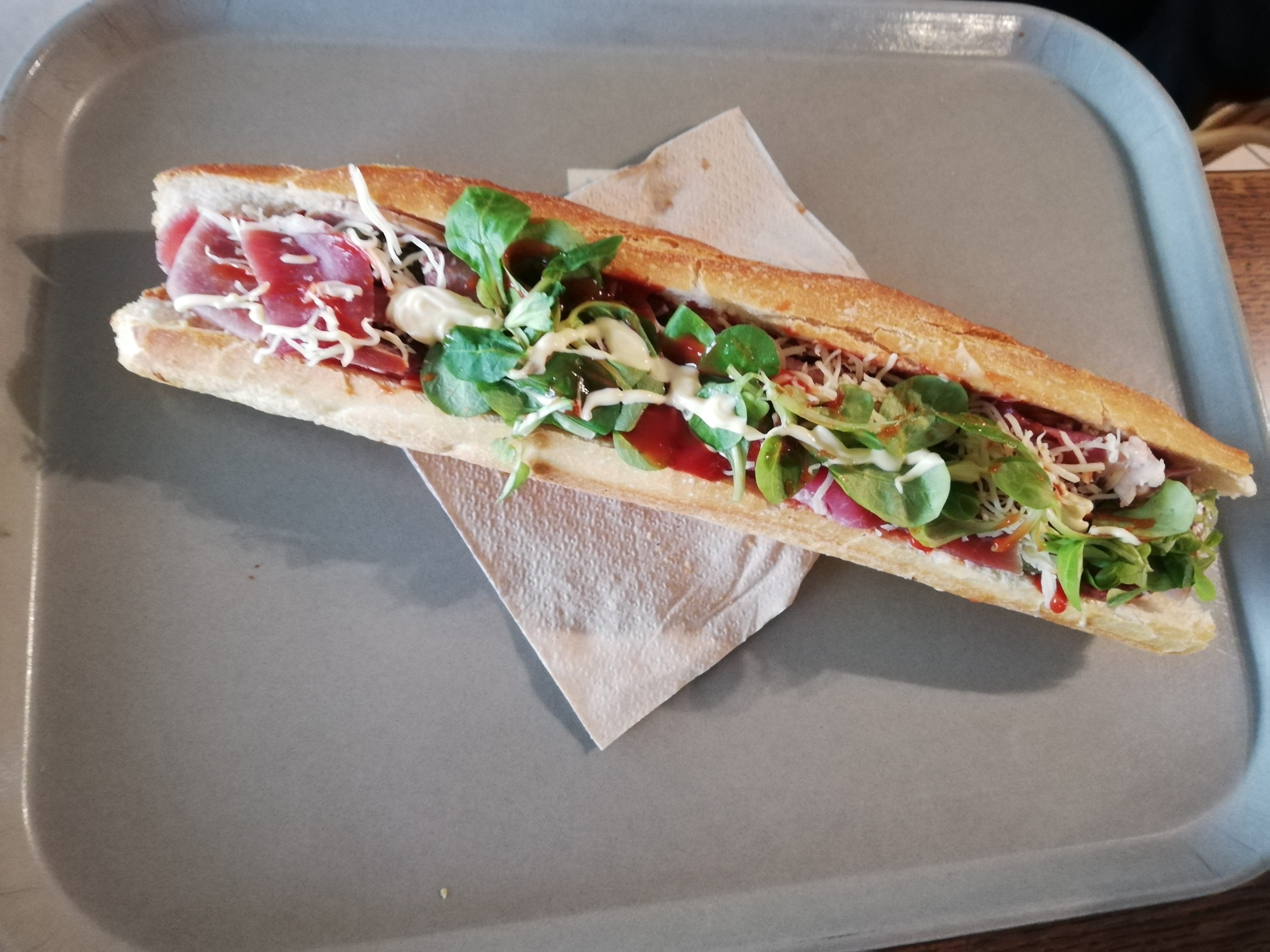 Vends fonds de commerce saisonnier dans locaux communaux (logement compris)
petit loyer pour l'ensemble du bâtiment, licence IV comprise

Unique commerce à 200 m de la vélocénie (voie verte reliant Paris/le mont Saint-Michel) entre 2 villes éloignées
Unique commerce proposant une grande pergola couverte bioclimatique, pratique en cas de pluie ou de grand soleil
Unique commerce avec terrasse privative (herbe) et clos aux 3/4, pas de terrasse de "trottoir"
3 parkings communaux à proximité

Précédemment :
dépôt boulangerie, épicerie, bar, gaz

Développé depuis 3 ans :
Accueil vélo officiel, revente tabac, snacking, point poste, FDJ, rôtisserie le dimanche, vente de produits maraîchers bio (maraîcher à 4 kms), journaux, produits régionaux : charcuterie/crèmerie, biscuiterie, bière bio, cidre/poiré... de la région
(possibilité de développer davantage en restauration, en soirée...)
Beaucoup de matériels récents

Vente car changement de projet