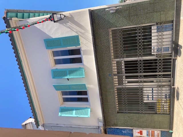 Vous avez un projet commercial ? Venez le développer au cœur de la Commune !

La ville de Montfort-en-Chalosse, vous propose de louer un local commercial, entièrement remis à neuf, en plein cœur du village, dans la Grand’Rue, rue principale de la bastide avec un parking à proximité immédiate.

L’ambition de la commune à travers cette opération est de conforter l’attractivité et de diversifier l’offre commerciale de son centre-ville.

La commune de Montfort-en-Chalosse permet à un commerçant de s’installer en cœur de village, au 69 de la Grand Rue, face à un tapissier en ameublement et non loin d’une pharmacie, d’une banque, d’une boucherie, d’une boulangerie et d’un vendeur et réparateur d’électro-ménager. Un marché hebdomadaire se tient le mercredi matin à moins de 100 mètres du local commercial disponible.

La commune dans son rôle de bailleur, propose une installation aux conditions optimales : bonne visibilité sur site et loyer de lancement d’activité minoré pendant 1 an.

LE CONTEXTE DE L’APPEL A CANDIDATURE

Le descriptif du local commercial du 69 Grand Rue :

· 43 m² de surface de vente + 25 m² de réserve/bureau/sanitaire/ dégagement,
· Local livré brut de tout aménagement
· 4.5 m de linéaire de vitrine
· Enseigne soumise à autorisation administrative
· Bail commercial 3-6-9 dit classique avec un prix de loyer fixé à 550 € mensuel, indexé selon l’indice du coût de la construction publié par l’INSEE ou l’indice trimestriel des loyers commerciaux (ILC). Le loyer sera minoré à 400 € par mois durant les 12 premiers mois de lancement de l’activité, soutien manifeste de la commune à la revitalisation commerciale de la Grand’Rue
· Pas de droit d’entrée ni de pas de porte.
· Les consommations d’eau et d’électricité ainsi que la TEOM seront à la charge du candidat retenu. Ces locaux sont également soumis à la cotisation foncière des entreprises (CFE).

LE PROFIL DES CANDIDATS RECHERCHES :

Un porteur de projet commercial en recherche d’un local en centre-ville pour développer et pérenniser une activité complémentaire.

Cette nouvelle activité ou nouveau concept confortera l’offre commerciale du centre-ville.

CONSULTEZ L'APPEL A CANDIDATURE :

https://www.montfort-en-chalosse.fr/Notre-village/Agenda-et-actualites/Les-actus-du-village/APPEL-A-CANDIDATURE-69-GRAND-RUE