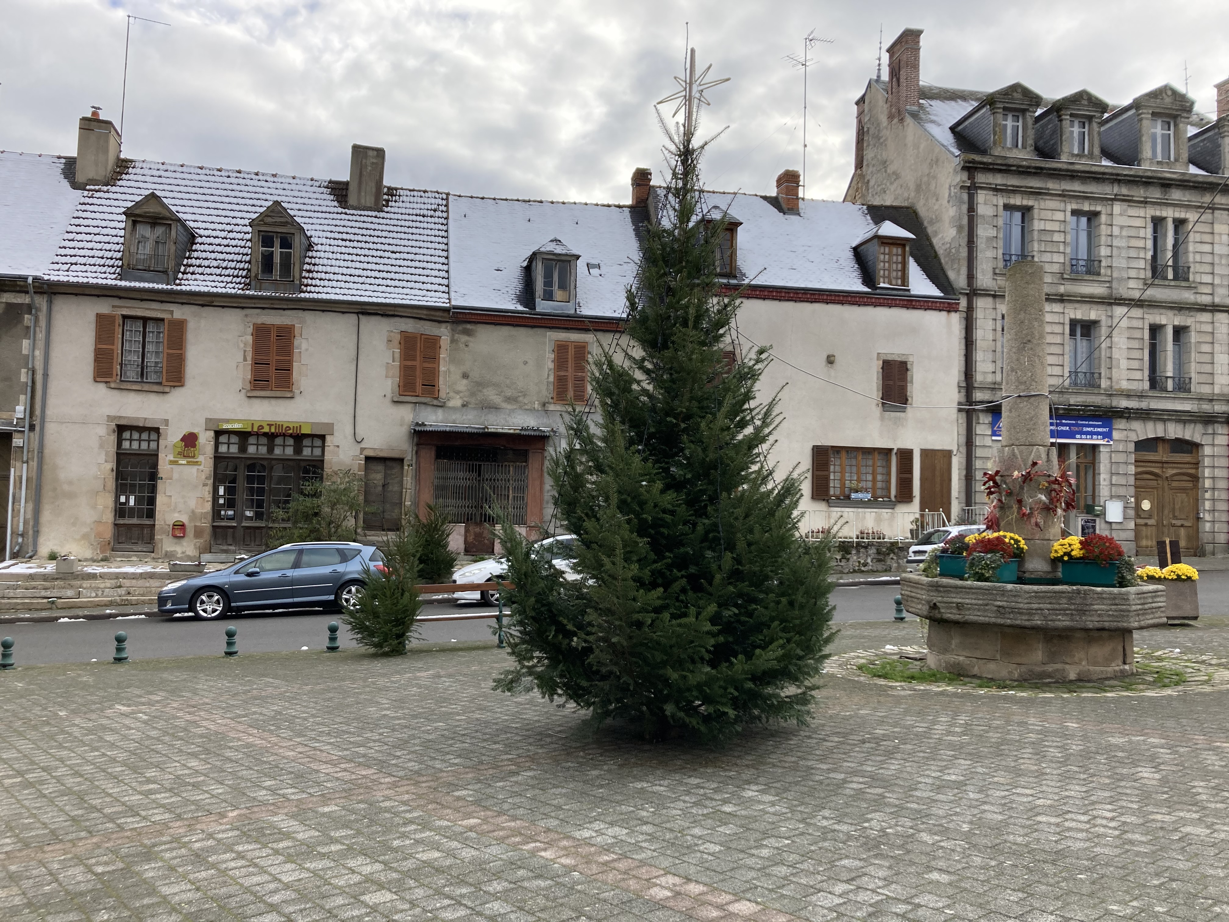 Missions :

Nous recherchons actuellement un.e candidat.e à la gérance du futur café multiservice à Chatelus-Malvaleix, qui ouvrira dans le cadre de l’initiative « 1000 cafés ». Le besoin en personnel est d'un temps plein au démarrage. 

Châtelus-Malvaleix est un charmant village d'environ 600 habitants, situé au cœur de la France dans un cadre naturel préservé. De nombreux commerces (salon de coiffure, fleuriste, boulangerie, boucherie-charcuterie, quincaillerie, station-service, supérette casino, auberge) sont déjà présents sur la commune et dynamisent cette dernière. En tant qu'ancien chef-lieu de canton, c'est une commune qui dispose de multiples services : cabinet de deux médecins, infirmière, pharmacie, collège (160 élèves), Ehpad (40 lits et 20 salariés), cabinet vétérinaire, deux entreprises de plus de 10 salariés. Châtelus a voulu rester un bourg dynamique, résolument tourné vers l'avenir, plein d'idées et de projets, tels le nouveau quartier des Champeaux avec ses 9 lots de terrain à bâtir ou encore la maison de santé qui sera intégrée dans une aile de I'Ehpad, sans oublier l'ouverture prochaine du café-multi-services avec sa terrasse au cœur du bourg. Ce projet d'ouverture du café multiservices mobilise fortement l'équipe municipale comme les habitants, rassemblés autour de l'idée de faire vivre ce lieu de convivialité.

Nous recherchons avant tout des personnalités garantissant la convivialité du lieu, capables de co-construire les services de proximité répondant aux besoins identifiés en lien avec la commune, en adhésion avec les valeurs de l’économie sociale et solidaire. Des qualités de gérant, de commerçant ainsi qu’une réelle volonté d’entreprendre sont clés pour ce poste.

La perspective de contribuer à la revitalisation rurale en prenant la gérance d’un café multiservice vous séduit ? Rejoignez maintenant l’initiative 1000 Cafés !

1000 cafés est une initiative du GROUPE SOS qui a pour but de recréer du lien social dans les communes rurales. Elle contribue à redynamiser les territoires par la création ou la reprise de cafés multiservice dans des communes de moins de 3 500 habitants qui n'ont plus de café ou risquent de le perdre.

Les principes de l'initiative “1000 cafés” du GROUPE SOS sont :

● Faire du café un espace de convivialité multiservice qui proposera un café et une gamme de services de proximité qui n’existent plus dans la commune
● Créer un café au plus près de chaque territoire : faire participer les habitants des communes, écouter leurs besoins et envies, en s’assurant que le café vivra pleinement demain
● Accompagner le café dans la création et la gestion au quotidien : faciliter l’accès aux locaux, mutualiser des fournisseurs, proposer des outils de gestion, accompagner les relations avec les institutions

L’initiative 1000 cafés a été lancée en septembre 2019 et nous comptons déjà un réseau de cafés multiservice en pleine croissance.

Si vous souhaitez vous lancer dans une aventure entrepreneuriale au service de la convivialité de votre village, si vous voulez être au cœur d’un projet pensé pour et par les habitants, alors portez-vous candidat !
Pour plus d’informations, rendez-vous sur notre site internet 1000cafés.org

Profil recherché : 

• Vous souhaitez vous engager en faveur de la ruralité et de la redynamisation des petites communes 
• Vous justifiez d’une expérience significative dans le secteur de la restauration et maitrisez les techniques culinaires essentielles, ainsi que les normes d’hygiène et de sécurité
• Vous êtes disponible et prêt à vous engager dans une démarche entrepreneuriale afin que le projet prenne corps au sein du village
• Vous avez des bases solides en gestion et faites preuve de rigueur et d’organisation
• Vous êtes fédérateur et maîtrisez les outils de communication
• Vous êtes motivé, sérieux, adaptable, proactif et avez un fort intérêt pour les valeurs de l’économie sociale et solidaire
• Vous savez gérer des situations difficiles en gardant votre sang-froid
• Vous remplissez les conditions liées à l’octroi d’une licence de débit de boissons (licence IV).

Votre rémunération dépend du niveau d’activité de la SARL dont vous aurez la responsabilité en tant que gérant. Notre objectif : créer le cadre nécessaire pour que vous puissiez vous rémunérer à hauteur de 1800€ mensuel brut. Base à laquelle vient s'ajouter  :​

	•     1,5 % du chiffre d’affaires mensuel pour l'activité de restauration et de bar​

	•     1% du chiffre d'affaires mensuel sur les autres services​

        •     33% du résultat annuel d'exploitation 

Ouverture envisagée : printemps 2024

Un logement est mis à disposition sur la commune.

Statut : Gérant.e mandataire