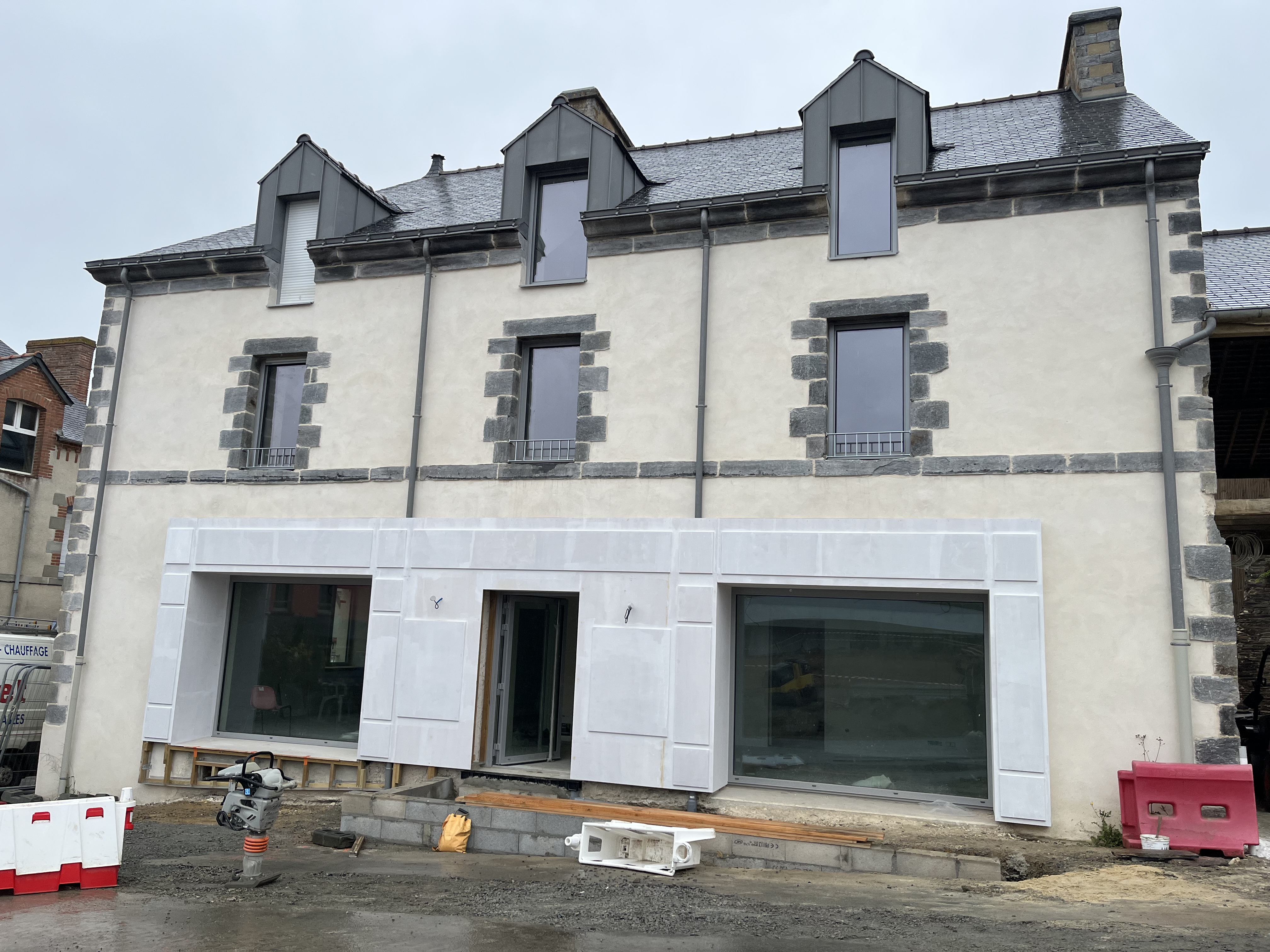 La mairie de Pipriac propose à la location un local commercial récemment réhabilité, situé au 14, rue Duguesclin, dans les murs de l’ancienne boulangerie.

Ce local commercial d’environ 80 m², bénéficie d’un emplacement stratégique, entre la place de Verdun et le futur parvis de l’Îlot de la Minoterie, en pleine transformation urbaine.

La surface de vente de 58 m² est complétée par des sanitaires accessibles aux personnes à mobilité réduite (4 m²) ainsi qu’une réserve de près de 11 m².
Le local sera livré pré-équipé : devanture, doublage, faux plafond, sanitaires, réserve et tableau électrique sont déjà prévus. Un accès PMR est assuré via une rampe sur rue. La capacité maximale d’accueil est de 19 personnes en raison d’un accès unique.

Certaines restrictions s’appliquent : les commerces de restauration sont exclus, en raison de l’absence de système de hotte, et les activités générant un flux important de marchandises sont à éviter, compte tenu de la configuration des accès.

Le loyer mensuel est fixé à 600 € HT.