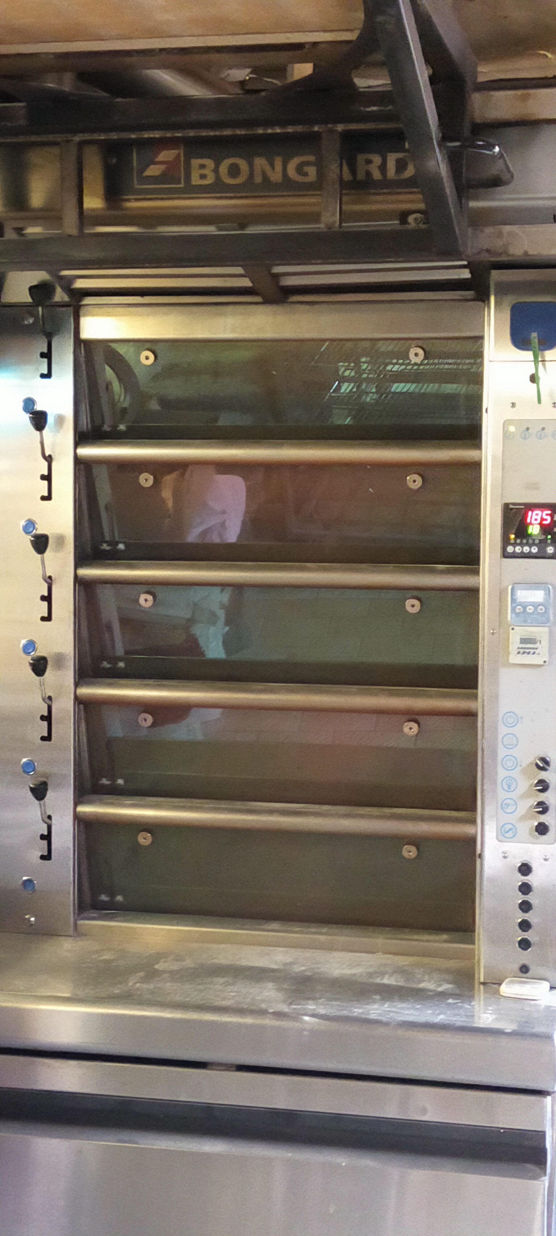 Cause retraite dans environ deux ans je mets en vente ma Boulangerie Pâtisserie petite Epicerie et vente à emporter de pizzas et tartes flambées
Vente de l'ensemble murs et fond de commerce car logement au dessus du magasin et du fournil dans un appartement quasi neuf et possibilité de mettre en location une partie soit tout un étage 
Prix des murs 375 OOO euros et prix du fond de commerce 38 OOO euros