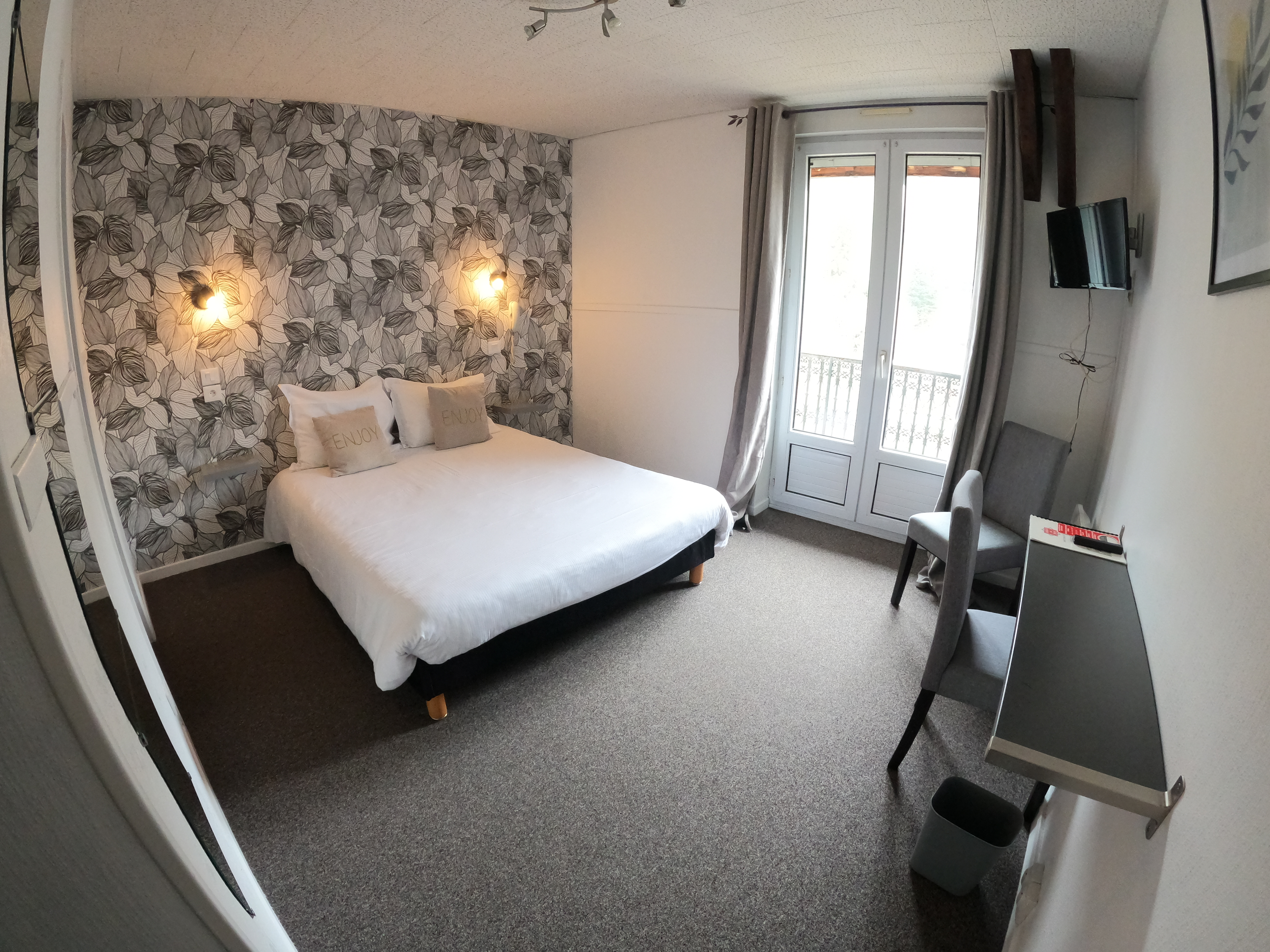 Situé au cœur du village et bénéficiant d'une vue exceptionnelle sur le Sancy, l'Hôtel de Londres est un établissement de 18 chambres de 1 à 5 personnes et d'1 voir 2 appartements  meublés, sur 4 étages et disposant d'un ascenseur.
Construit en 1850, l'Hôtel est un des plus ancien du Mont Dore et a traversé toutes les époques, de l'âge d'or du thermalisme à nos jours.
L'hôtel est en activité 11 mois de l'année, grâce au thermalisme, au tourisme estival et hivernal.
La station de ski se trouve à 4km de l'hôtel et les thermes à 140m.