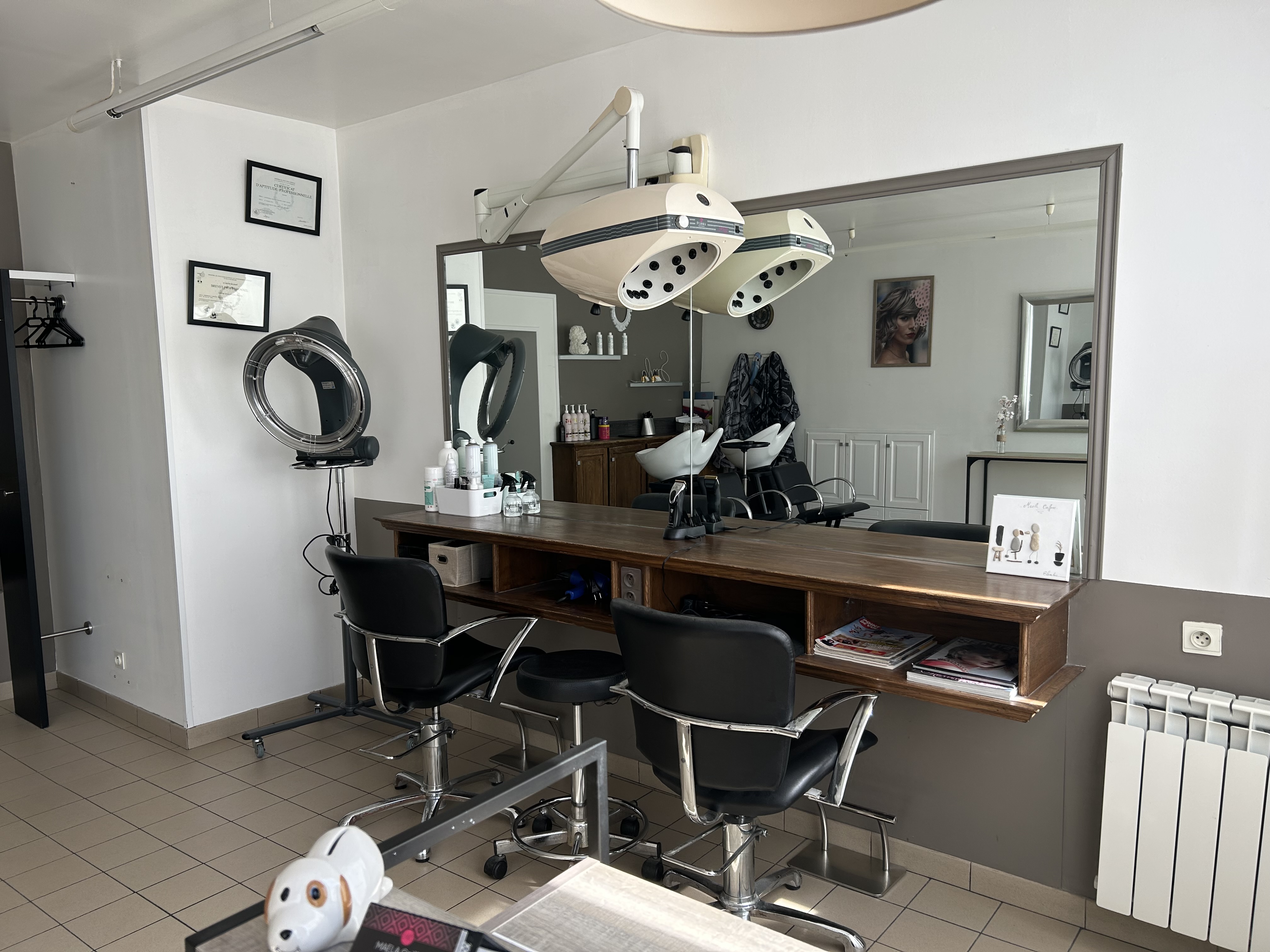 Salon de coiffure clé en main dans un secteur dynamique avec une clientèle, fidèle et régulière. 
Emplacement de qualité avec une bonne visibilité par commerce et ecole à proximité