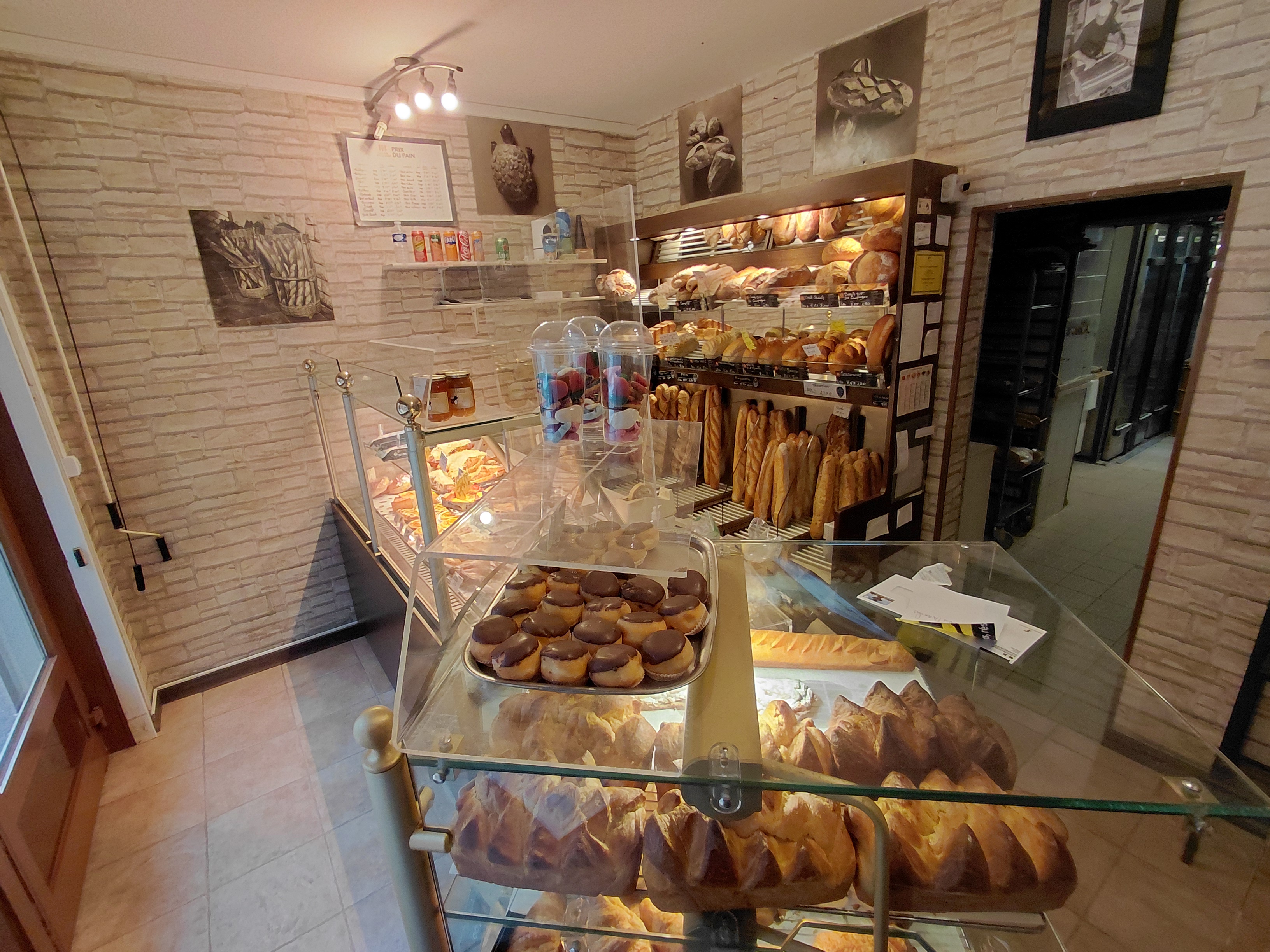 Bonjour,
Boulangerie Pâtisserie à vendre dans un village dynamique avec de nombreux commerces (bar tabac épicerie, boucherie charcuterie, coiffeur, infirmières, la poste, école...).
Chiffre d'affaire 2024-2025 : 213 000 €
5 semaines de congé par an dont 1 entre le 25 décembre et le 1er janvier.
1 employeur vendeuse.
Fermé le mercredi toute la journée et le dimanche après midi.
Grand logement avec jardin attenant au commerce. (3 chambres, pompe à chaleur reversible).