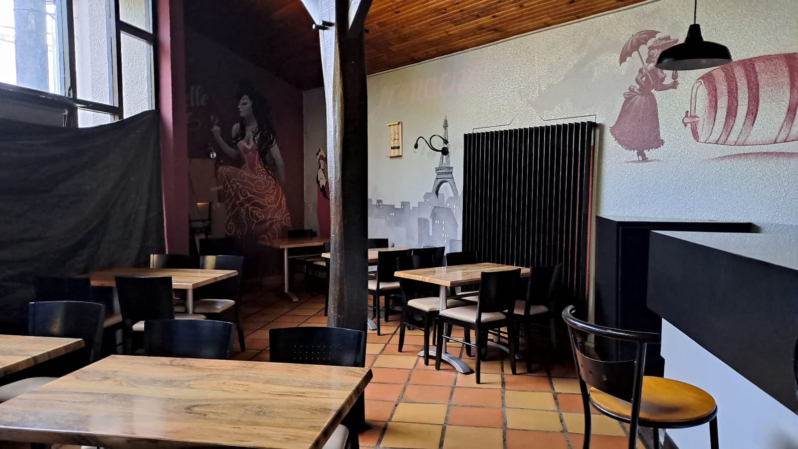 Belle opportunité pour les murs d'un bar-restaurant à Séméac (5000 habitants), limitrophe de Tarbes.
Commerce au rez-de-chaussée de 90m² avec salle de restaurant, bar, cuisine aux normes et 2 terrasses (Nord et Sud).
Capacité approximative : 50 couverts.
Licence IV
Logement à l'étage de 70m²
Belle rénovation récente de l'ensemble.
Commerce prêt à fonctionner.