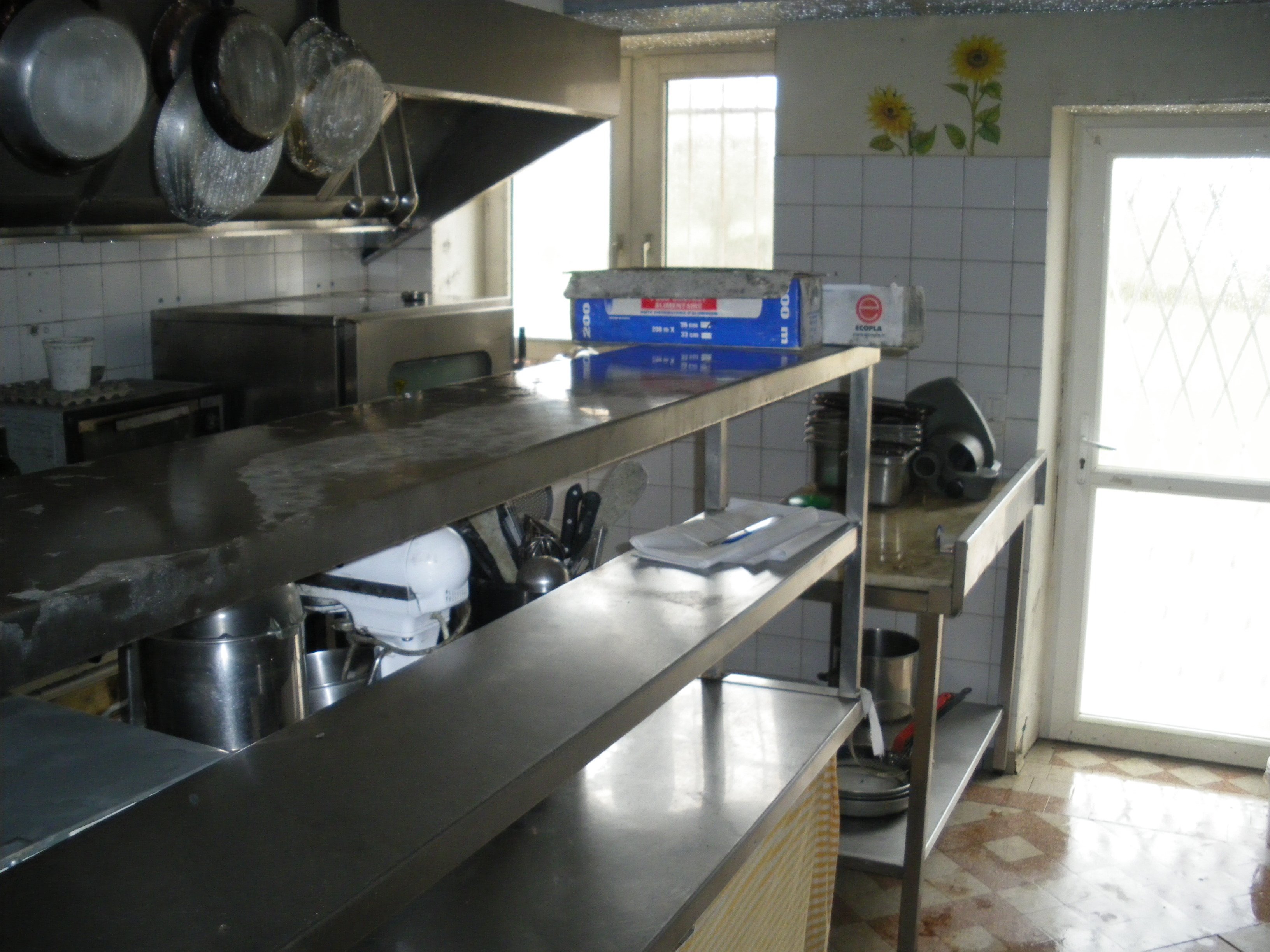 Mise en gérance de l’Auberge du village située sur la route touristique du Brionnais et du circuit des églises romanes.
Etablissement composé de deux salles de restaurant d’une capacité totale de 70 couverts, d’un bar et d’une cuisine équipée à neuf (+vaisselle, nappage) afin de proposer une restauration traditionnelle et locale. Le restaurant est apte à fonctionner sans aucun investissement supplémentaire pour le gérant.
Appartement type T4 à l’étage (3 chambres). Chauffage au fioul. 
Loyer bail commercial : 350 € et loyer appartement 350 €.
Notre village souhaite accueillir des gérants motivés qui apporteront dynamisme et convivialité.
