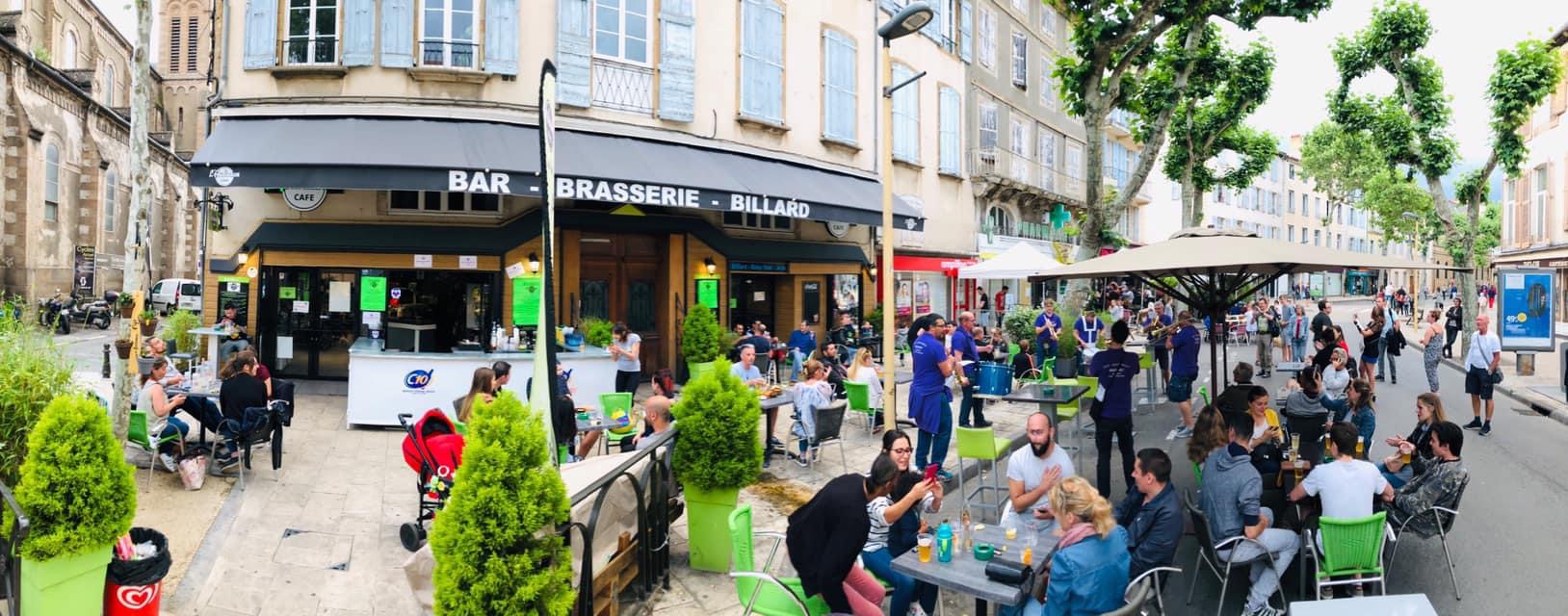 A vendre Fonds de commerce - Entreprise Bar - Brasserie 
MILLAU, 12 Aveyron, Midi Pyrénées
Prix de vente : 140 000 € - Loyer mensuel : 1033.78 €
Superficie : 280m2
Venez découvrir ce charmant Bar - Brasserie, historiquement connu, dans une jolie ville village de 22000 habitants.

Jolie terrasse extérieure comprenant une quarantaine de places assises totalement couverte par un Auvent de 12m/6m

A l'intérieur, 
•	une grande salle avec un bel espace et une trentaine de places assises.
•	3 Toilettes (1 Urinoir, Un et WC mixte, WC handicapé)
•	1 autre salle disposant de jeux (babyfoot – Billard)
•	1 Grande cuisine tout équipée
•	2 pièces de stockage permettant un rangement optimal. 
Commerce ouvert de 7h à 1h avec une journée de fermeture par semaine et 5 semaines de congés par an.

Au 1er étage, vous disposerez d'un appartement T2 de 60m². Des travaux sont à prévoir sur cette partie-là.

Les avantages considérables : commerce située en ZRR (exonération totale d'impôts les 5 premières années puis dégressif les 5 autres), Contrat brasseur très intéressant, aucune reprise de salarié et pour finir aucune taxe foncière (à la charge du propriétaire des murs). Le bail est libre de toute exploitation.