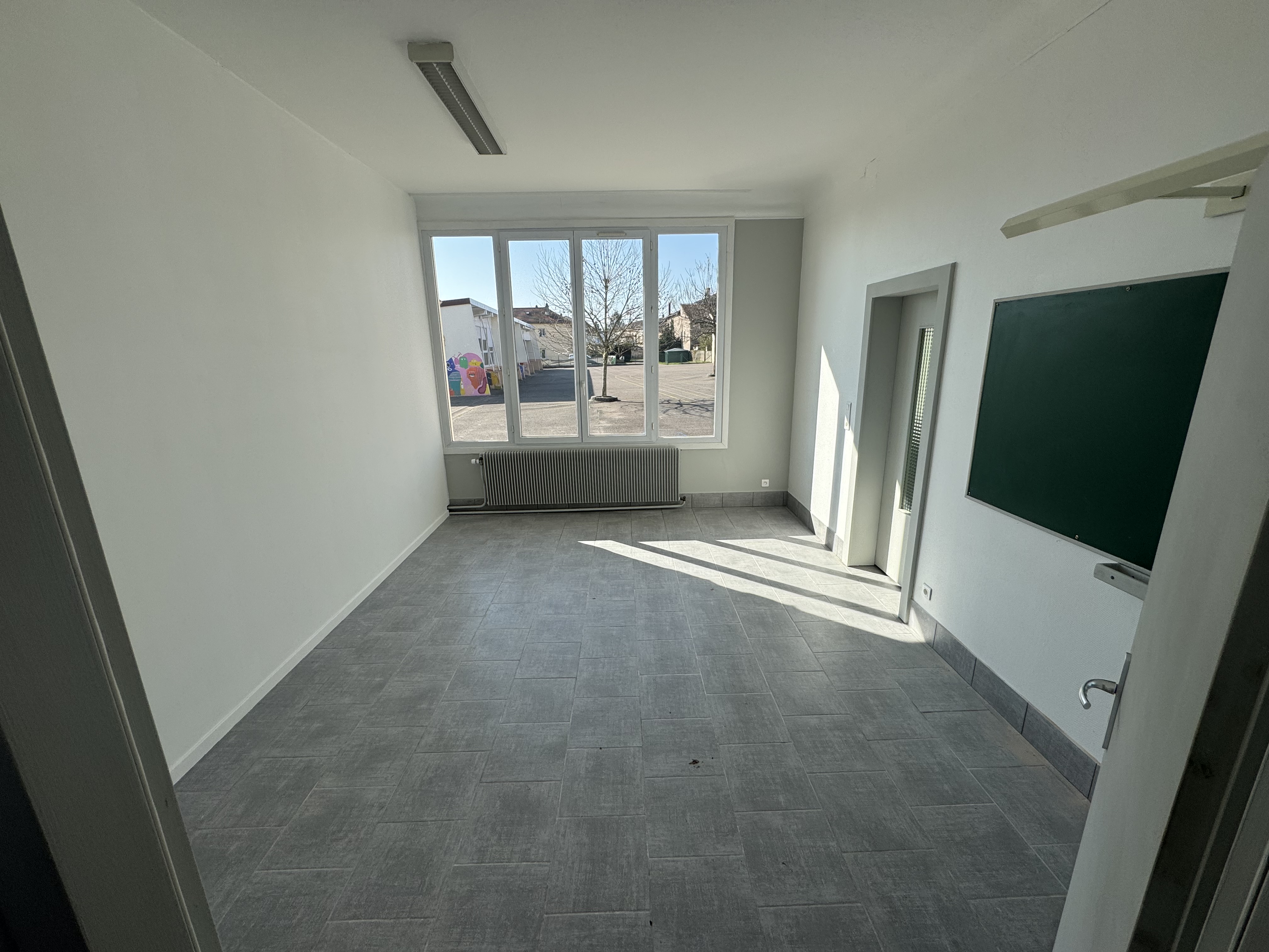 Local à vocation médical.
Commune de 1200 habitants, Nous sommes situé à 10 minutes d'Epinal et 30 minutes de Nancy.
Nous avons une gare et des transports en commun.
Nous mettons à la location un local à vocation médical ou Paramédical. Nous recherchons un/e médecin ou un/e infirmière ou un/e orthophoniste.............
Ce local est constitué de 2 pièces ( 1 salle de consultation et une salle d'attente pourquoi pas) ainsi qu'un toilette équipé PMR. Ce local est baigné de lumière
Ce local se situe en plein centre du village à l'entrée d'une école primaire ( 100 enfants)
Nous sommes prêt à offrir la première année de location si un engagement de plusieurs années peut être conclu.
Par la suite le loyer est de 500€ chauffage et électricité compris. Seulement à votre charge l'abonnement téléphonique et internet.
Nous sommes joignable à votre convenance