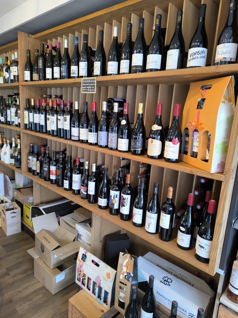 Pour cause départ à la retraite, je propose à la vente un commerce convivial , chaleureux et bien implanté dans la commune.
Épicerie fine- produits régionaux-cave à vin-bar à vin 
Un commerce de proximité bénéficiant d'une clientèle fidèle et d'un emplacement de choix à proximité d'un parking.
Activité diversifiée autour du vin , produits du terroir et de l'épicerie fine offrant encore de nombreuses possibilité de développement pour un repreneur souhaitant faire évoluer l'activité.