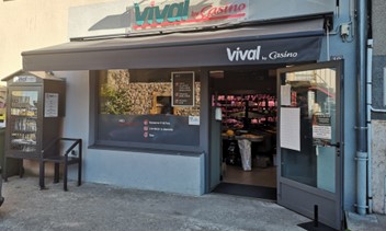 Description : Cette épicerie multiservices est située dans une commune rurale de 1 945
habitants sur la Côte Roannaise, à 20 km de ROANNE. Ambierle est une
commune viticole bénéficiant de l’AOC de la Côte Roannaise. Il s’agit aussi
d’une commune touristique située sur l’itinéraire découverte des villages
de caractère de la Côte Roannaise avec un riche patrimoine historique et
une offre d’accueil en matière de restauration et d’hébergement, de
nombreuses animations : prieuré, église remarquable avec sa toiture polychrome et son retable (inscrit aux Monuments Historiques), musée d’arts et de traditions populaires, maison de pays, village du livre, marchés d’été, produits locaux, auberge, restaurant, gîtes et chambres d’hôtes, …
Ce village compte aussi de très nombreux commerces et services de proximité (boulangerie pâtisserie, salon de coiffure, tabac-presse-bazar, pharmacie, médecins, …) et une vie associative très active.

Activité : Epicerie (Vival by Casino), Point Poste, Point vert (Crédit Agricole), dépôt de gaz.
Locaux : Le bâtiment, comprenant le commerce et un logement, est propriété de la commune.
➢ locaux commerciaux de 116 m² : magasin, 2 réserves, chambre froide, bureau.
➢ logement de 150 m² : salon, salle à manger, 4 chambres, cuisine, sanitaires, salle de bain,
buanderie.
Equipements : Rayonnages, 4 frigos muraux, 3 congélateurs, 1 bac marée, caisse enregistreuse, véhicule
de livraison

Prix :    loyer de 450 € / mois (commerce et logement)
Fonds 35 000 € + stock à voir

Aides financières : Accompagnement personnalisé des porteurs de projets par les services de Roannais Agglomération. Possibilité d'accompagnement du conjoint. Aides à l'investissement (30 %) Région et Roannais Agglomération. Prêts d'honneur et garantie de prêts en lien avec Initiative Loire et Loire Active.

Contact / Renseignements : Jean-Claude DUCARRE
 Par courriel : jcducarre@roannais-agglomeration.fr
 Par téléphone : 06 20 76 35 39 ou 04 26 24 90 82