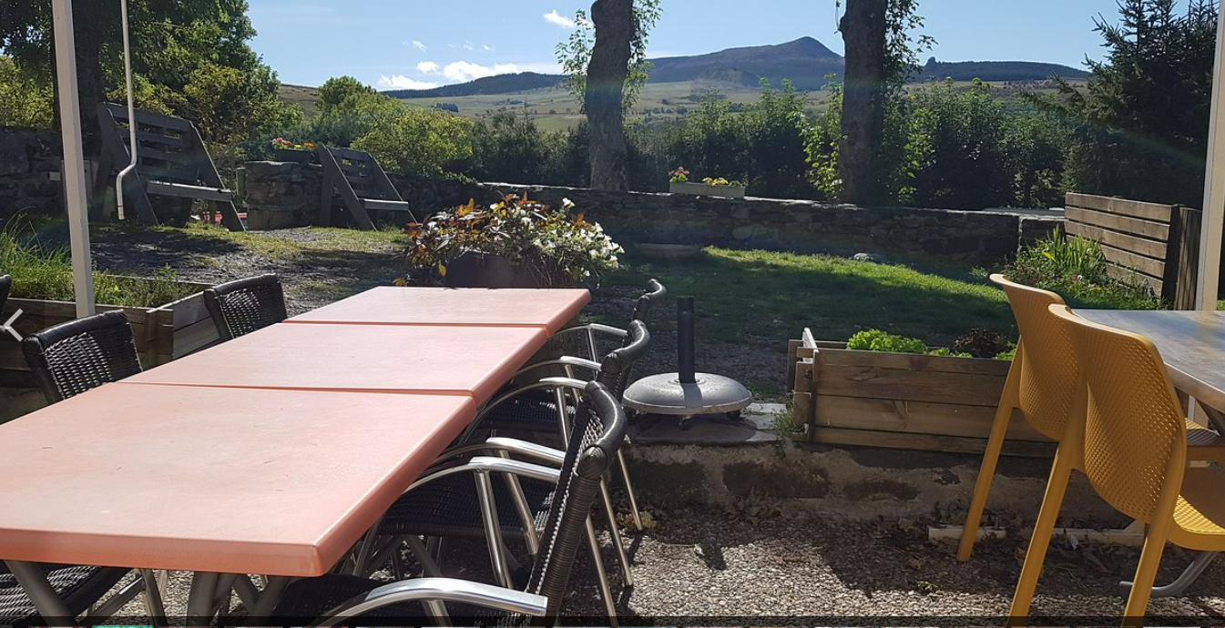 Au cœur de notre village de Chaudeyrolles, avec une clientèle locale et touristique, nous cherchons des gérants pour notre auberge communale.
Une salle de 50 couverts
Une grande terrasse avec vue sur le Mézenc
Cuisine équipée 
Licence 4
Un appartement de fonction
600€ pour l'auberge
350 pour l'appartement