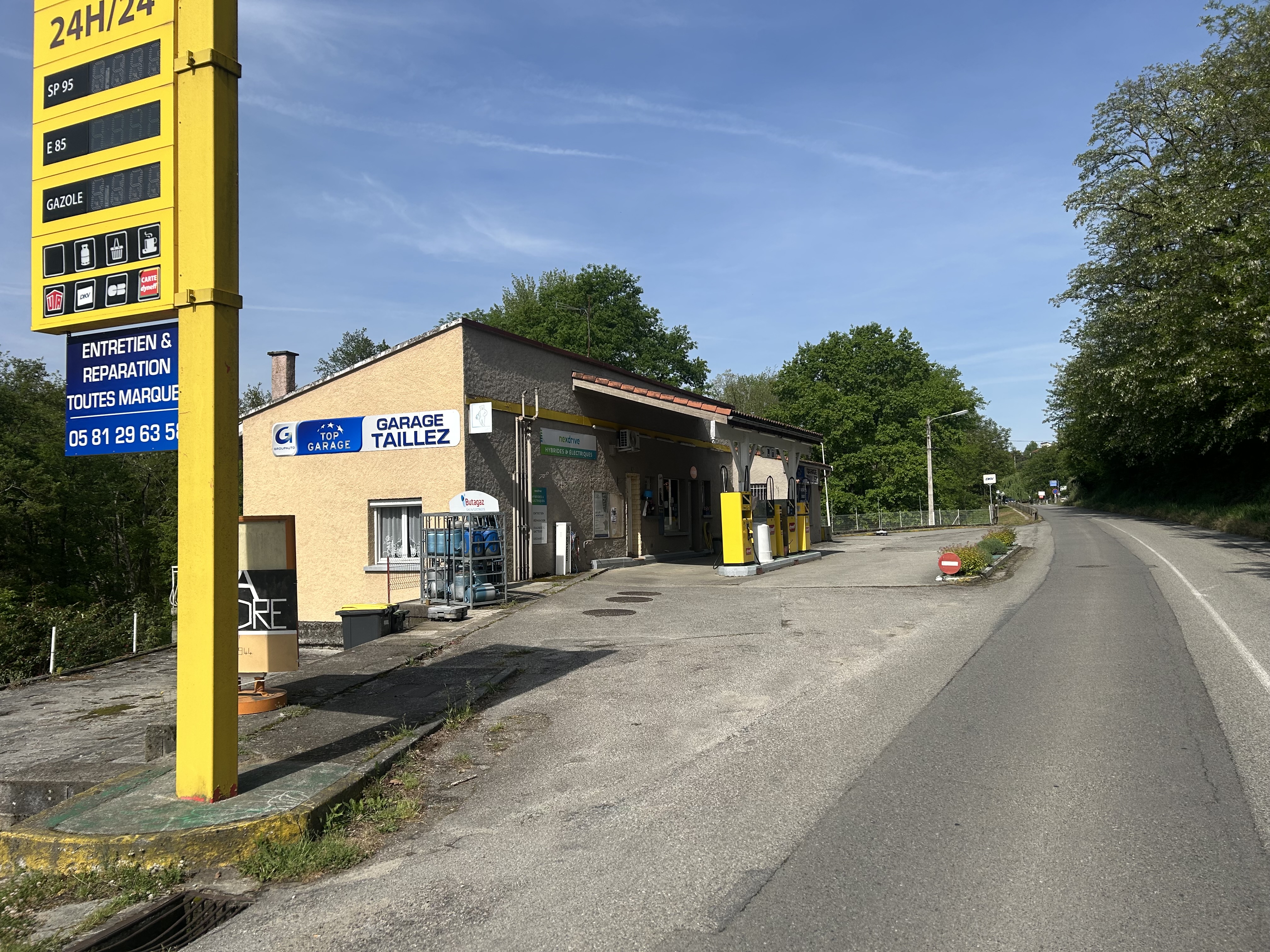À vendre station service  et garage dans un très jolie village avec un beau cadre de travail  dernier CA 626000€ dont 176000€ pour le garage le loyer est de 800€ avec possibilité d’acheter le bâtiment pour 250000€ équipé d’un appartement de 120m2 est d’un terrain de 3000m2 dont 1400m2 constructibles n’hésitez pas à faire une offre nous y répondrons avec plaisir