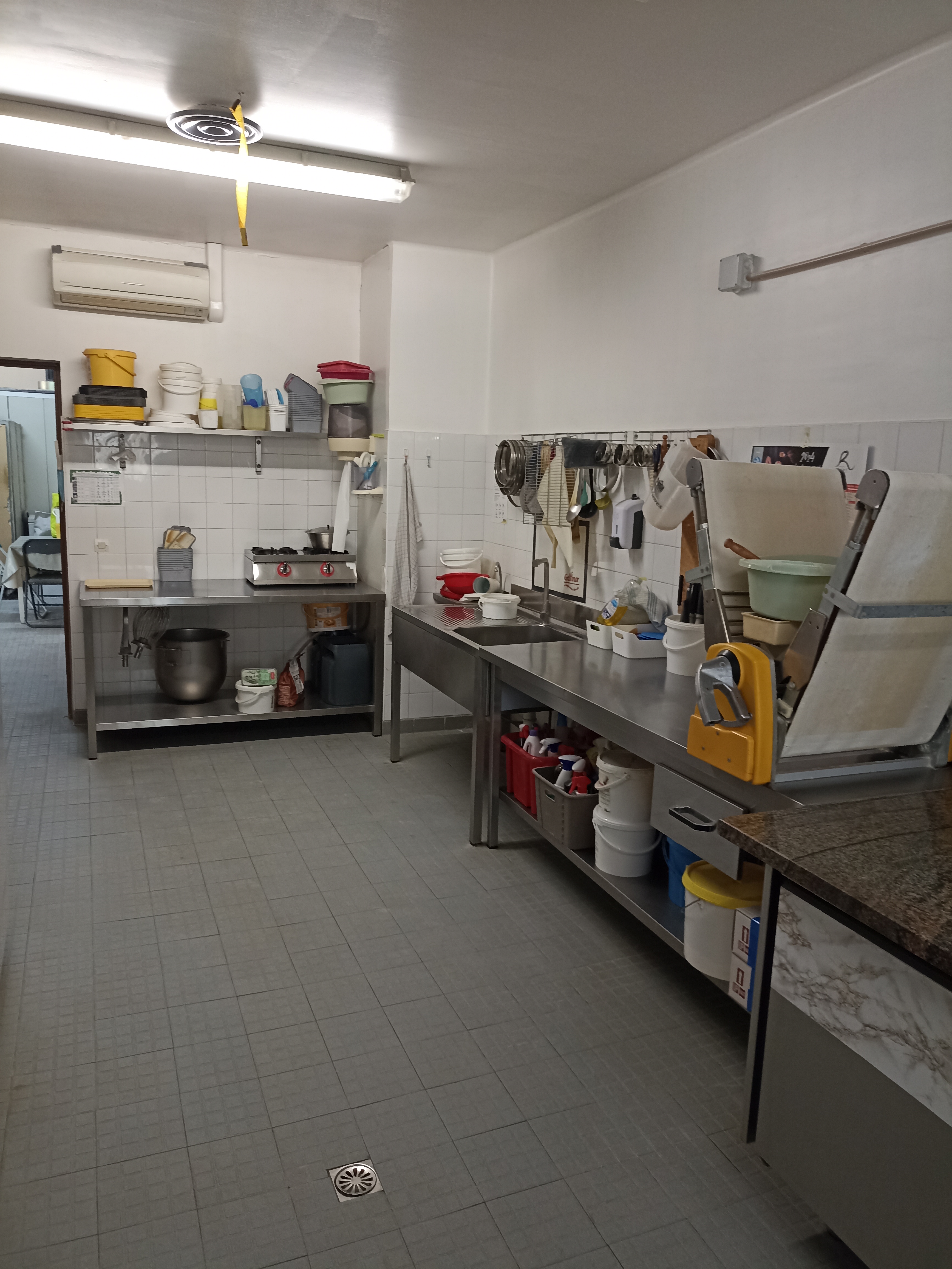 A la vente , boulangerie dans un petit village de Provence(Aubignosc) ,affaire tenue depuis 30 ans.
Matériel propre et entretenu, magasin et laboratoire climatisés , ouvert uniquement le matin et fermé 8 semaines par an .
Vente cause préparation à la retraite.
Potentiel de développement assuré.
Idéal pour jeune couple .
Petit loyer ,pas de logement.