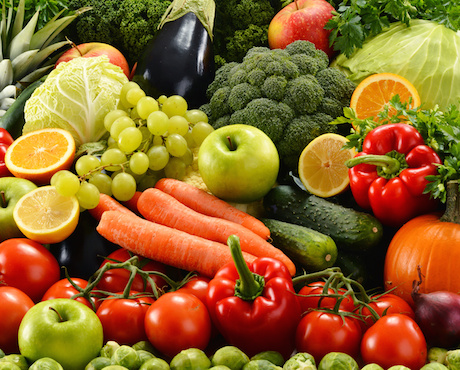 Fonds de commerce de fruits et légumes avec stand de marché – Littoral catalan
À céder, sur le littoral catalan, un fonds de commerce de vente de fruits et légumes, exploité avec succès depuis de nombreuses années. L'activité comprend une boutique située en zone d'activité commerciale ainsi qu'un stand sur le marché d'une station balnéaire réputée des Pyrénées-Orientales, bénéficiant d'une clientèle fidèle à l'année et d'une forte fréquentation touristique en saison.

L'activité
•	Stand de marché : 4 matinées par semaine (6h00 à 13h00).
•	Boutique : ouverte 3 jours par semaine de 8h30 à 12h30 et de 16h30 à 19h30.
Le local commercial est idéalement implanté sur un axe routier très fréquenté, au cœur d'une zone d'activité dynamique entour entourée de commerces de proximité. Il bénéficie de nombreuses places de stationnement facilitant l'accès à la clientèle.
Le local
•	Surface totale : 70 m²
•	Entièrement équipé (rayonnages, chambres froides et réfrigérateurs)
•	Bail commercial neuf lors de la cession
•	Loyer annuel très attractif, représentant seulement 5 % du chiffre d'affaires actuel
Les points forts
•	Approvisionnement à 90 % en direct des producteurs locaux, garantissant qualité, fraîcheur et circuits courts.
•	Clientèle fidèle et activité pérenne.
•	Répartition du chiffre d'affaires :
o	60 % fruits
o	35 % légumes
o	5 % produits complémentaires (fromages, truffes, œufs...)
Potentiel de développement
De nombreuses pistes de croissance sont encore à exploiter :
•	mise en place d'un site de commande en ligne (click & collect ou livraison),
•	développement d'une cave à vins,
•	création d'un espace épicerie fine,
•	confection de corbeilles de fruits,
•	vente de plateaux apéritifs et tapas à emporter.
•	Chiffres clés
•	Chiffre d'affaires 2025 : 155889 €
•	Prix de cession : 90 000 €, comprenant le fonds de commerce, le matériel de la boutique et du stand de marché ainsi que la clientèle.
•	Affaire idéale pour un couple ou deux associés souhaitant reprendre une activité rentable, reconnue et offrant un fort potentiel de développement dans un secteur dynamique du littoral catalan.
•