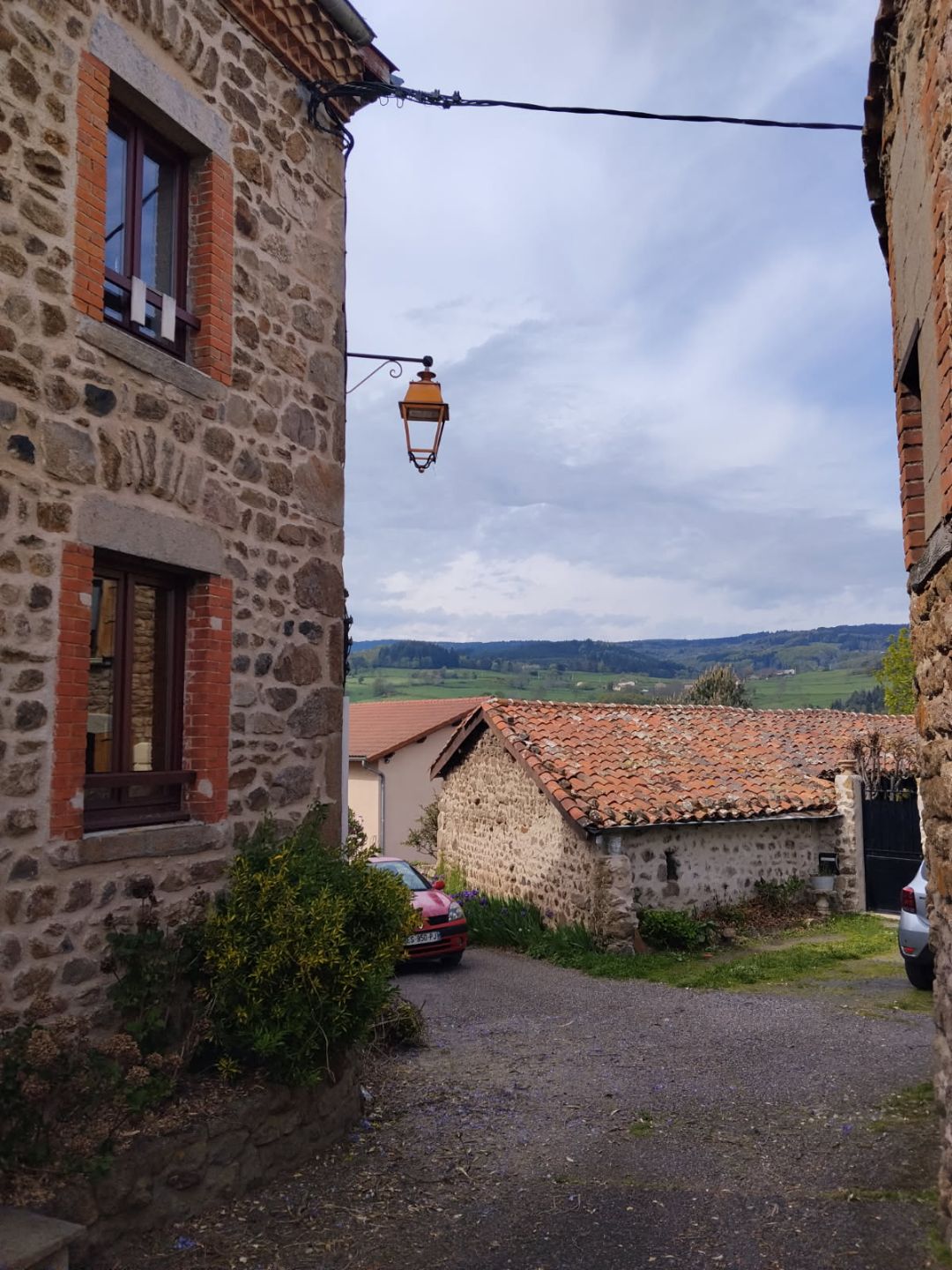 Magnifique auberge située au cœur du village vivant et dynamique de Bard, entre saint Etienne et Clermont-Ferrand dans un environnement paisible et authentique, apprécié pour sa convivialité et sa qualité de vie. Cet établissement plein de charme offre un beau potentiel avec une cuisine équipée, 2 salles de restauration dont une climatisée, un bar, une cave ainsi qu'une terrasse accueillante.
Idéal pour développer une activité de restauration, venez visiter cet établissement de caractère.

Licence IV mise à disposition
