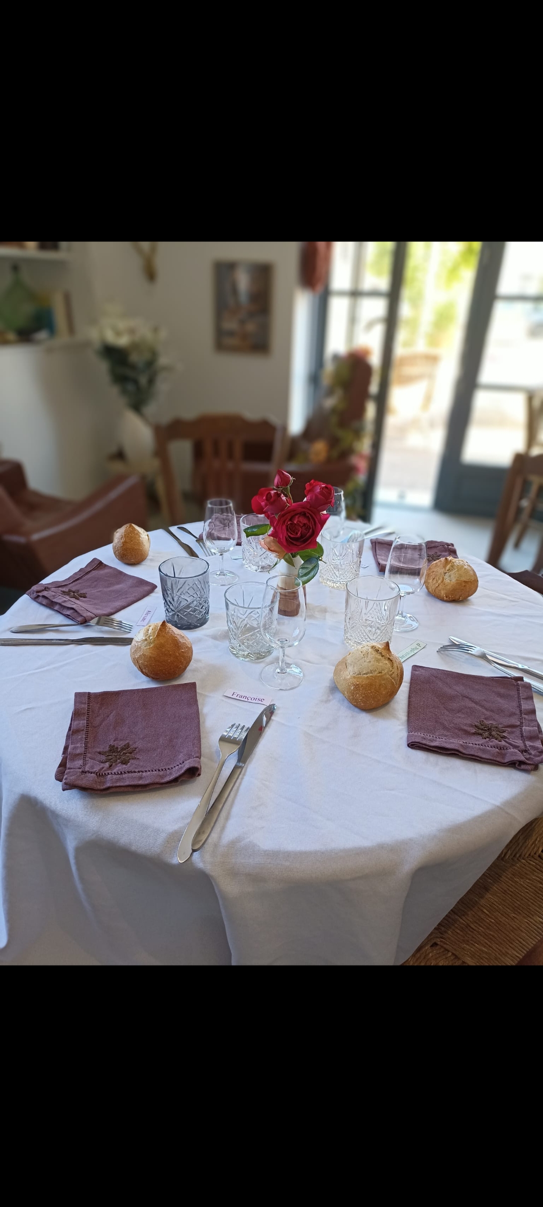 vend fond de commerce atypique sur la commune de Palinges, en Saône et Loire
Epicerie comptoir spécialisée en produits locaux et fermiers, gâteaux maison et petite restauration.

- vente de produits locaux et fermiers frais et secs
- salon de thé, brasserie et petite restauration
- surface de vente de 53 m2
- belle terrasse faisant le tour du bâtiment.
- commerce situé sur l'axe de l'euro velo6
- commerce labelisé "accueil vélo"
- belle perspective de développement,  affaire saine
- CA en augmentation 
- la clientèle fidèle locale et touristique 
- bail 3/6/9 se terminant en novembre 2027
- documents comptable fournis si engagement sérieux 
- parking attenant à la boutique 
- reprise idéal pour un couple motivé et dynamique.
- banque froide, vitrine réfrigérée
- mis en relation et accompagnement gratuit du service financier du grand charolais pour la prise en main de l épicerie et les aides/subventions pouvant être octroyées.