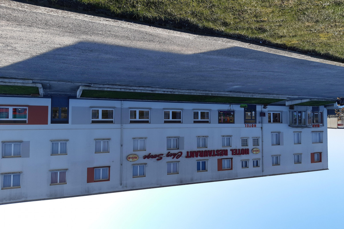 A saisir rapidement cause retraite murs et fonds Hôtel/Bar/Restaurant à fort potentiel. L?établissement ouvert depuis 1968 est idéalement situé en bord de RN4 sur l?axe Strasbourg- Paris avec fort passage d?environ 20 000 véhicules/jour dont 35% de PL. Une cuisine familiale est proposée à une clientèle de particuliers et d?ouvriers le midi et principalement de routiers le soir. Il se compose d?une salle de bar, une grande salle de restaurant de 250m2 pouvant accueillir 110 couverts, une cuisine spacieuse récemment rénovée, deux très grand parkings d?une capacité de stationnement de 100 camions, 20 chambres à rénover, des sanitaires et douches aux normes PMR ainsi qu?un appartement (salon, séjour, 3 chambres). Très gros potentiel de développement du chiffre d?affaires avec la réhabilitation de l?ensemble des chambres de la partie hôtelière qui ne sont plus exploitées pour le moment. Prix de vente = Nous consulter