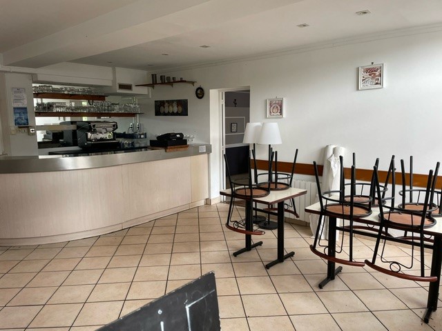 Commerce situé dans un petit village typique et préservé à proximité d'axes fréquentés : Autoroute de Courtenay, et entre les villes de Montargis, Sens et Ferrières-en-Gâtinais.
Il est composé d'une cuisine équipée qui a fonctionné jusqu'au 31 janvier 2026, d'une partie bar et d'une salle de restaurant contenant environ 40 personnes assises le tout pour une surface d'environ 120 m². Une terrasse ombragée est à disposition. 
Un logement de 70 m² est loué avec le commerce et situé directement au-dessus.  
La commune loue le restaurant 400 € TTC/mois et le logent 275 €/mois. 
Parking gratuit à proximité